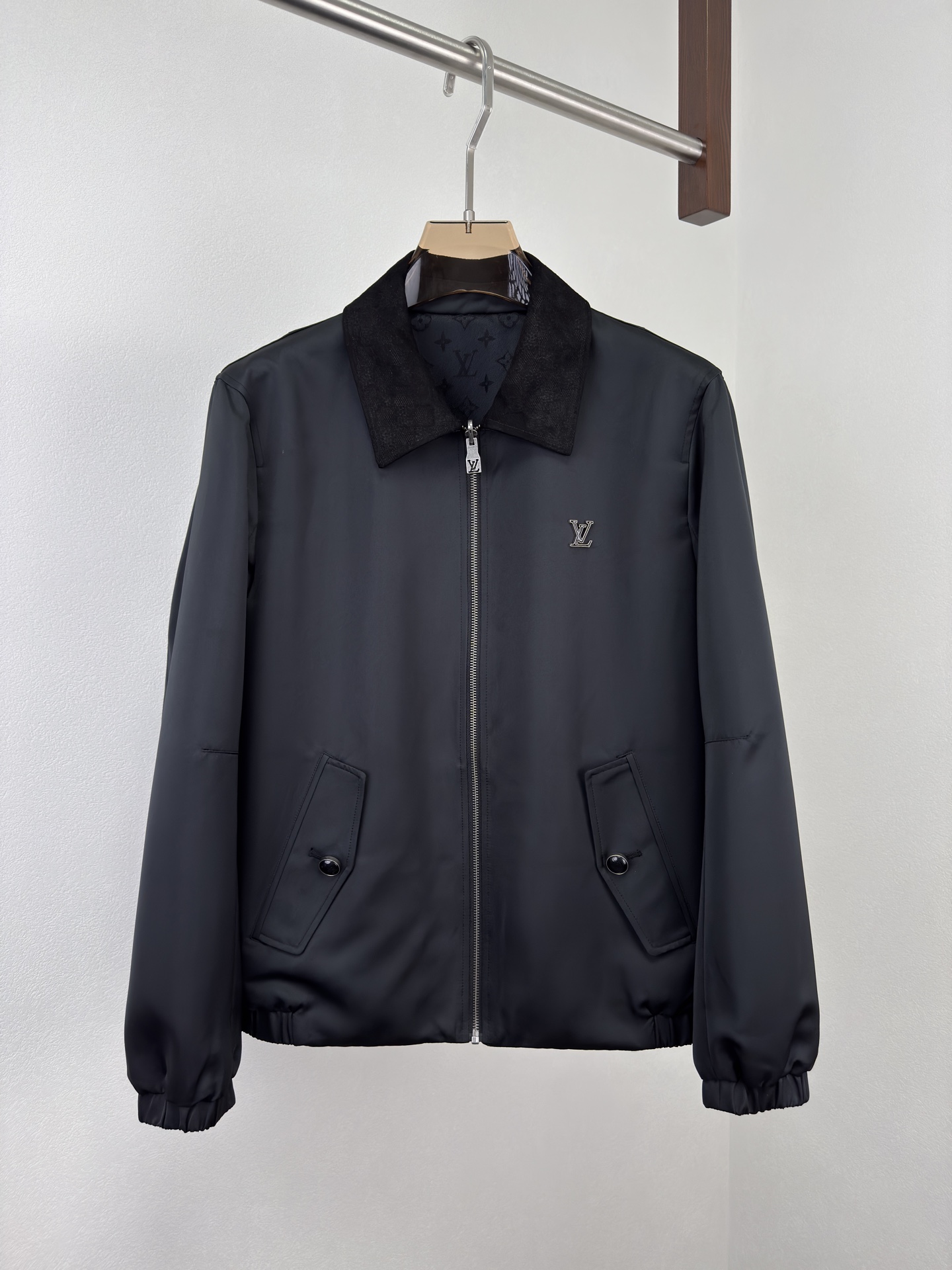 NO:515262,LV2025 autumn and winter hot product, double-sided magic!  This jacket allows classic and elegant one-click switching!  Today I must recommend this Louis Vuitton lapel double-sided jacket that surprised me to the point of screaming. It is classic on one side and surprise on the other. Wear it and instantly becomes the focus of street photography!  Double-sided design, unlocking versatile styles. A-side solid color satin + classic Damier decoration, satin is full of luster, matched with the iconic jacquard texture on the leather collar, retro and modern, with metal LV first letters on the chest, with sharp edge hidden in the low-key, and full aura! B-sided iconic jacquard weaving Monogram pattern, on black base, Monogram in the same color system is low-key and luxurious, the delicate texture instantly enhances the sense of high-end, and the details control ecstasy!  Zipper opening and closing + black pearl effect button pocket perfectly blends practicality and aesthetics, full of ritual sense, solid color pockets on both sides + solid metal details retro and futuristic collision, a shot is a blockbuster, two jacquard textured large side pockets on the other side have both practicality and design sense, concave styling artifact~ Double-sided life, switch at will. A-sided side comes with silk long skirt + high heels, satin luster + metal LV logo, instantly transforms into a party king, B-side goes out with jeans + white shoes, classic Monogram blessing, retro casual style. This design that plays classic and innovation to the extreme, you won’t be wrong even if you close your eyes!  Color black Size M-3XL (48-56), louis vuitton,louis vuitton,alexander wang,high heels,skirts,jeans,jackets & coats,jackets & coats,alexander wang19860909LV2025秋冬爆款,双面魔法！这件夹克,让经典与优雅一键切换！ 今天必须给你们安利这件让我惊艳到尖叫的 Louis Vuitton 翻领双面穿夹克外套,一面是经典,一面是惊喜,穿上它,秒变街拍焦点！ 双面设计,解锁百变风格  A面纯色缎面 + 经典 Damier 装饰 ,缎面光泽感十足,搭配皮革衣领上的提花纹理标志性图案,复古又摩登,胸前金属 LV 首字母点缀,低调中藏着锋芒,气场全开 ! B面标志性提花编织 Monogram 图案 ,黑色基底上,同色系 Monogram 提花低调奢华,细腻纹理瞬间提升高级感,细节控狂喜！ 拉链开合 + 黑色珍珠效果纽扣口袋实用与美学完美融合,仪式感满分, 两侧翻盖纯色口袋 + 纯色金属细节复古与未来感碰撞,随手一拍都是大片,另一面两个提花纹理大号侧袋实用性与设计感兼备,凹造型神器~ 双面人生,随心切换 A面登场配丝绸长裙 + 高跟鞋,缎面光泽 + 金属 LV Logo,瞬间化身派对大王, B面出街搭配牛仔裤 + 小白鞋,经典 Monogram 加持,复古休闲风拿捏.这种将经典与创新玩到极致的设计,闭眼入都不会错！ 颜色黑色 尺码M-3XL（48-56）,,louis vuitton,louis vuitton,alexander wang,high heels,skirts,jeans,jackets & coats,jackets & coats,alexander wang,Men's clothing