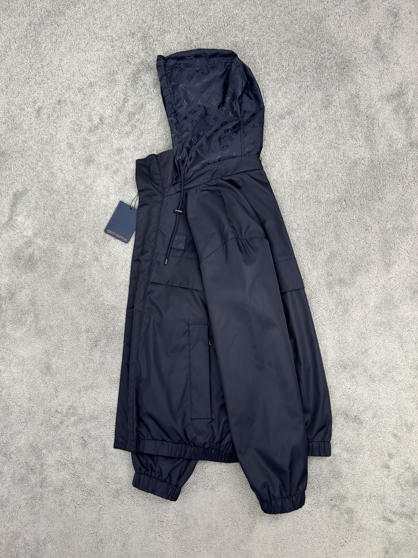 NO:515244,LV2025 autumn and winter new hooded windbreaker, this Louis Vuitton windbreaker allows you to easily deal with various occasions!  Classic design + practical black technology, wear it and become urban fashion icon waterproof fabric, no fear of wind and rain, uses high-performance waterproof materials, can keep it dry when traveling on rainy days, easily cope with sudden weather, elegant and not embarrassed. Icon details, at a glance, LV, the front is printed with classic 'Marque L. Vuitton déposée' print, low-key showing the brand identity, paired with adjustable and foldable hood, decorated with Monogram pattern in the same color, windproof and fashionable, instantly changing to the collar when folded, full of practicality and design. Sporty design, comfortable and versatile, ribbed cuffs and hem fit the body, free and unrestrained, the underarm ventilation holes are excellent in breathability, keeping refreshing and intimate details. Classic and practical coexist, two side pockets +  Practical storage of iconic rubber patch on chest + brand recognition, folding hood design is super considerate, it is more neat to close on rainy days, matched with Monogram pattern, details are controlled ecstasy. Color navy size M-3XL (48-56),,louis vuitton,louis vuitton,hats,alexander wang19860909LV2025秋冬新品连帽风衣,这件 Louis Vuitton 风衣,让你轻松应对各种场合！ 经典设计 + 实用黑科技,穿上它,秒变都市时尚 icon 防水面料,无惧风雨 ,采用高性能防水材料,雨天出行也能保持干爽,轻松应对突发天气,优雅不狼狈. 标志性细节,一眼 LV ,正面印有经典 “Marque L. Vuitton déposée” 印花,低调彰显品牌身份,搭配上可调节、可折叠兜帽 ,饰有同色系 Monogram 图案,防风又时尚,收起时秒变利落衣领,实用性与设计感满分. 运动感设计,舒适百搭 ,罗纹袖口和下摆贴合身形,运动自如不束缚,腋下通风孔眼透气性极佳,保持清爽,细节贴心. 经典与实用并存,两个侧袋 + 胸前标志性橡胶贴片实用收纳 + 品牌辨识度,折叠兜帽设计超贴心,雨天收起更利落,搭配 Monogram 图案,细节控狂喜. 颜色藏青色 尺码M-3XL（48-56）,,louis vuitton,louis vuitton,hats,alexander wang,Men's clothing