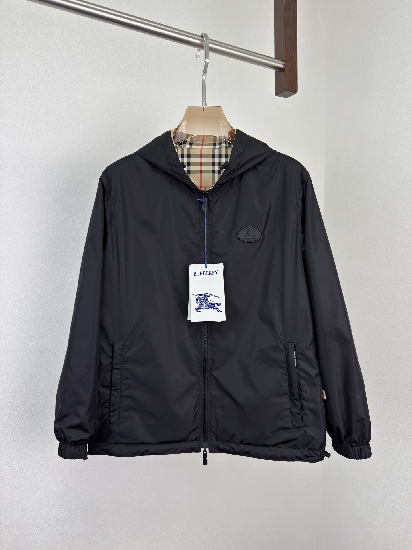 NO:519385,Burberry double-sided plaid hooded thin cotton jacket classic reconstruction. B, a legendary brand carrying British style, reinterprets the classic with a innovative look and creates a timeless work that can be worn on both sides and crosses scenes. Double-sided craftsmanship, style without boundaries A, classic Burberry plaid woven adopts the brand's iconic pattern, presented with exquisite weaving craftsmanship, classic tones interwoven into eternal British style, demonstrating the elegant heritage of the brand's century-old inheritance. B-side solid color nylon, re-expresses the rebirth of expression and reversal, simple solid color fabric, embellished with the brand's collection of 1980s Knight stamp decals - classic patterns from the archives, reinterpreted with modern aesthetics, and hidden historical thickness in low-key. Hooded style Regular version  , 20 grams of thin cotton design, gives the wearer a comfortable and calm attitude, while taking into account the windproof and warmth function. The drawstring adjusts the hood and hem flexibly adjusts the elasticity and tightness, easily shaping a personalized outline and adapting to changing weather and styling needs. Details are so sophisticated, with both functions and aesthetics and two-way zipper opening and closing, and a B-shaped custom zipper head, showing the exquisite brand craftsmanship between the smooth opening and closing. The practical design of the side zipper pocket takes into account safety, and the details are ingenious. The elastic cuffs fit the wrist, effectively prevent wind, and take into account the neat shape. The finishing touch is the Burberry font silicone patch and the side plaid label on the chest, interpreting the brand logo with three-dimensional material; the Equestrian Knight logo (EKD) silicone patch pays tribute to the origin of the brand's knight spirit and low-key highlights the identity symbol.  The way of material technology and texture are both light and windproof, and are easy to handle with the outer layer of polyester, which gives the jacket excellent durability. The reverse polyamide is soft and breathable, with a delicate touch, and the double-sided material switching brings different wearing experiences. Color khaki size M-3XL (48-56), burberry, jackets & coats,hats,alexander wang19860909Burberry双面格纹连帽薄棉夹克 经典重构.B家这个承载着英伦风情的传奇品牌,以革新之姿重新诠释经典 打造一件可双面穿搭、跨越场景的隽永之作. 双面匠心,风格无界A面经典Burberry格纹梭织采用品牌标志性图案,以精湛织造工艺呈现,经典色调交织出永恒英伦格调,彰显品牌百年传承的优雅底蕴. B面纯色尼龙,焕新表达反转即现简洁纯色面料,缀以品牌典藏的1980年代骑士邮票贴花——源自档案库的经典图案,以现代美学重新演绎,低调中暗藏历史厚度. 连帽款式 常规版型 ,20克薄棉设计,赋予穿着者自在从容的姿态,同时兼顾防风保暖功能.抽绳调节兜帽与下摆灵活调节松紧,轻松塑造个性化轮廓,适应多变天气与造型需求. 细节精工,功能与美学并重双向拉链开合搭配B字型定制拉链头,流畅开合间展现品牌考究工艺.侧边拉链口袋实用设计兼顾安全性,细节之处见匠心.松紧袖口贴合手腕,有效防风,兼顾利落造型.点睛之笔胸前凸起Burberry字样硅胶贴片与侧面格纹标签,以立体材质演绎品牌标识；马术骑士徽标（EKD）硅胶贴片,致敬品牌骑士精神起源,低调彰显身份符号. 材质之道科技与质感兼得外层涤纶轻盈防风,抗皱易打理,赋予夹克卓越耐用性.反面聚酰胺柔软透气,触感细腻,双面材质切换带来不同穿着体验. 颜色卡其格 尺码M-3XL(48-56),,burberry,jackets & coats,hats,alexander wang,Men's clothing