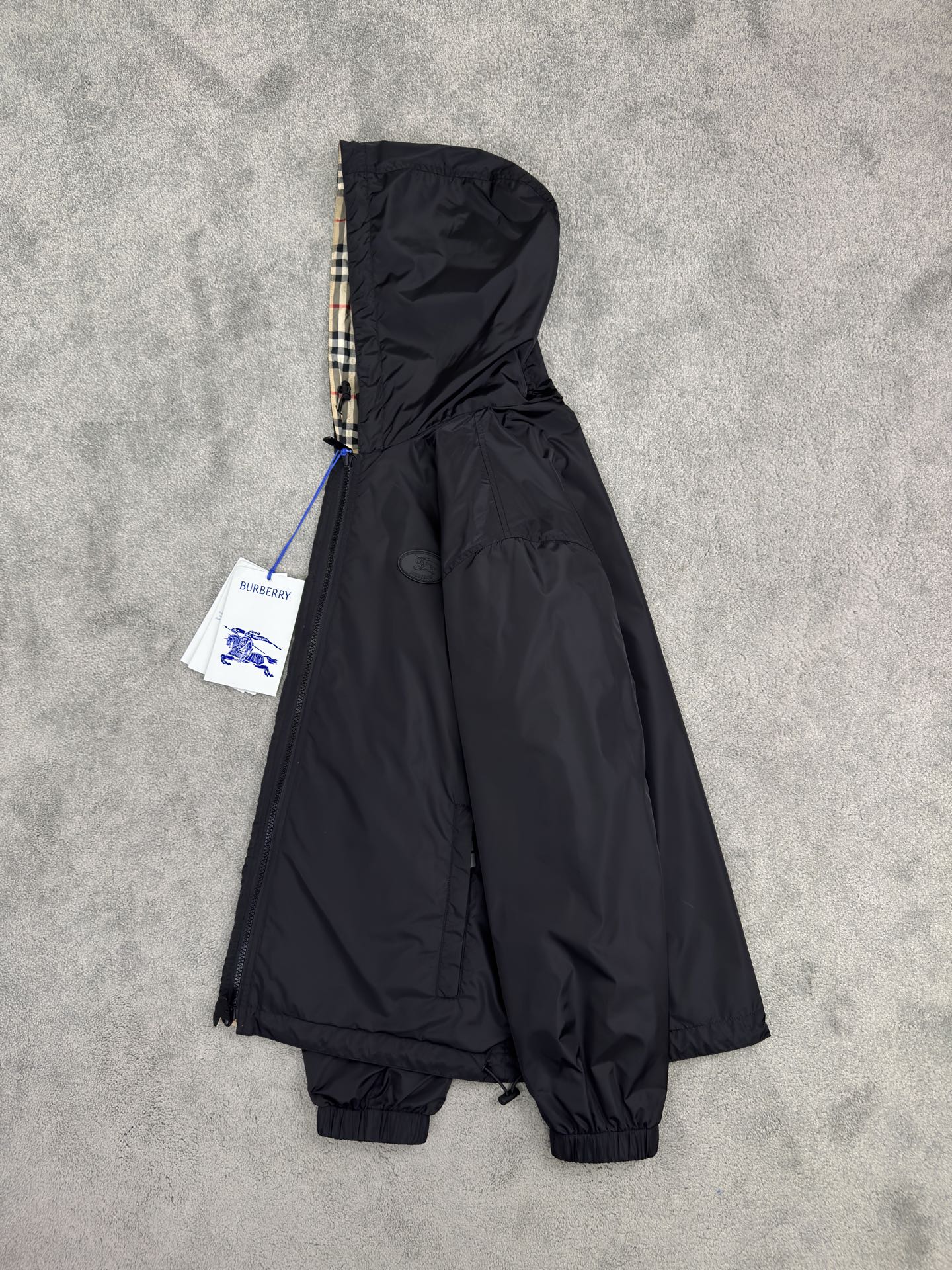 NO:515255,Burberry double-sided plaid hooded thin cotton jacket classic reconstruction. B, a legendary brand carrying British style, reinterprets the classic with a innovative look and creates a timeless work that can be worn on both sides and crosses scenes. Double-sided craftsmanship, style without boundaries A, classic Burberry plaid woven adopts the brand's iconic pattern, presented with exquisite weaving craftsmanship, classic tones interwoven into eternal British style, demonstrating the elegant heritage of the brand's century-old inheritance. B-side solid color nylon, re-expresses the rebirth of expression and reversal, simple solid color fabric, embellished with the brand's collection of 1980s Knight stamp decals - classic patterns from the archives, reinterpreted with modern aesthetics, and hidden historical thickness in low-key. Hooded style Regular version  , 20 grams of thin cotton design, gives the wearer a comfortable and calm attitude, while taking into account the windproof and warmth function. The drawstring adjusts the hood and hem flexibly adjusts the elasticity and tightness, easily shaping a personalized outline and adapting to changing weather and styling needs. Details are so sophisticated, with both functions and aesthetics and two-way zipper opening and closing, and a B-shaped custom zipper head, showing the exquisite brand craftsmanship between the smooth opening and closing. The practical design of the side zipper pocket takes into account safety, and the details are ingenious. The elastic cuffs fit the wrist, effectively prevent wind, and take into account the neat shape. The finishing touch is the Burberry font silicone patch and the side plaid label on the chest, interpreting the brand logo with three-dimensional material; the Equestrian Knight logo (EKD) silicone patch pays tribute to the origin of the brand's knight spirit and low-key highlights the identity symbol.  The way of material technology and texture are both light and windproof, and are easy to handle with the outer layer of polyester, which gives the jacket excellent durability. The reverse polyamide is soft and breathable, with a delicate touch, and the double-sided material switching brings different wearing experiences. Color khaki size M-3XL (48-56), burberry, jackets & coats,hats,alexander wang19860909Burberry双面格纹连帽薄棉夹克 经典重构.B家这个承载着英伦风情的传奇品牌,以革新之姿重新诠释经典 打造一件可双面穿搭、跨越场景的隽永之作. 双面匠心,风格无界A面经典Burberry格纹梭织采用品牌标志性图案,以精湛织造工艺呈现,经典色调交织出永恒英伦格调,彰显品牌百年传承的优雅底蕴. B面纯色尼龙,焕新表达反转即现简洁纯色面料,缀以品牌典藏的1980年代骑士邮票贴花——源自档案库的经典图案,以现代美学重新演绎,低调中暗藏历史厚度. 连帽款式 常规版型 ,20克薄棉设计,赋予穿着者自在从容的姿态,同时兼顾防风保暖功能.抽绳调节兜帽与下摆灵活调节松紧,轻松塑造个性化轮廓,适应多变天气与造型需求. 细节精工,功能与美学并重双向拉链开合搭配B字型定制拉链头,流畅开合间展现品牌考究工艺.侧边拉链口袋实用设计兼顾安全性,细节之处见匠心.松紧袖口贴合手腕,有效防风,兼顾利落造型.点睛之笔胸前凸起Burberry字样硅胶贴片与侧面格纹标签,以立体材质演绎品牌标识；马术骑士徽标（EKD）硅胶贴片,致敬品牌骑士精神起源,低调彰显身份符号. 材质之道科技与质感兼得外层涤纶轻盈防风,抗皱易打理,赋予夹克卓越耐用性.反面聚酰胺柔软透气,触感细腻,双面材质切换带来不同穿着体验. 颜色卡其格 尺码M-3XL(48-56),,burberry,jackets & coats,hats,alexander wang,Men's clothing