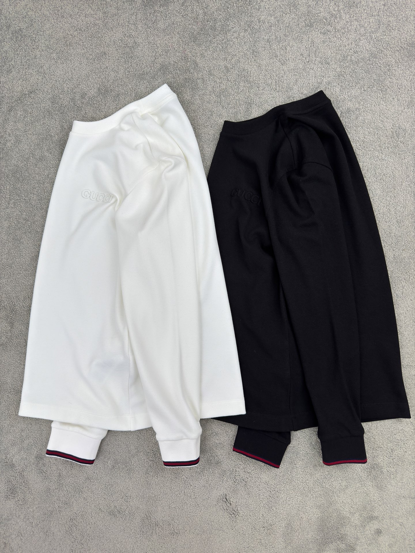 NO:515299,GUCCI 25 Autumn and Winter Thin Velvet Lapel Base Shirt. This three-color ribbed webbing base shirt turns the elegance of the tennis court, the legend of the brand, and the contemporary street style into a wearable declaration. The classic three-color striped webbing piping cuffs and the 'Gucci' embroidery on the chest complement each other. The cuffs on both sides are matched with classic color stripes to replicate the classic design of the tennis era. The blue, red and blue three-color Solona ribbed cuffs are like a dazzling symbol, with high elasticity and ductility allowing movement to be free, and the details show the brand's persistence in sports aesthetics. Details are attitudes, and classic elements are new.  Gucci's 'pattern embroidery brand's iconic letters are embedded in the body in a three-dimensional fabric embroidery with low-key embroidery, quietly blooming in a simple design. The fashion attitude does not need to be ostentatious, low-key but does not lose its presence. It is a double declaration of fashion and quality. The velvet cotton feels comfortable material, breathability and softness are perfectly balanced, and the surface honeycomb texture adds a sense of layering. Wearing it, comfort and style never conflict. Color black white Size M-3XL (48-56 sizes), gucci, alexander wang19860909GUCCI 25秋冬薄绒翻领打底衫.这件三色罗纹织带打底衫,是把网球场的优雅、品牌的传奇、当代的街头风,都化作一件可穿的宣言. 经典三配色条纹织带滚边袖口与胸前'Gucci'字样贴布刺绣交相辉映. 两侧袖口搭配经典配色条纹复刻网球时代的经典设计,蓝红蓝三色索罗娜罗纹袖口如一道亮眼的符号,高弹延展性让活动自如,细节处尽显品牌对运动美学的执着,细节即态度,经典元素玩出新意. Gucci'贴布刺绣品牌标志性字母以顺面料颜色立体贴布刺绣低调嵌入衣身,在简约设计中悄然绽放,时尚态度无需张扬,低调却不失存在感,是时尚与品质的双重宣言. 薄绒棉感舒适材质,透气性与柔软度完美平衡,表面蜂窝纹理增添层次感,穿着它,舒适与格调从不冲突 颜色黑色 白色 尺码 M-3XL（48-56码）,,gucci,alexander wang,Men's clothing