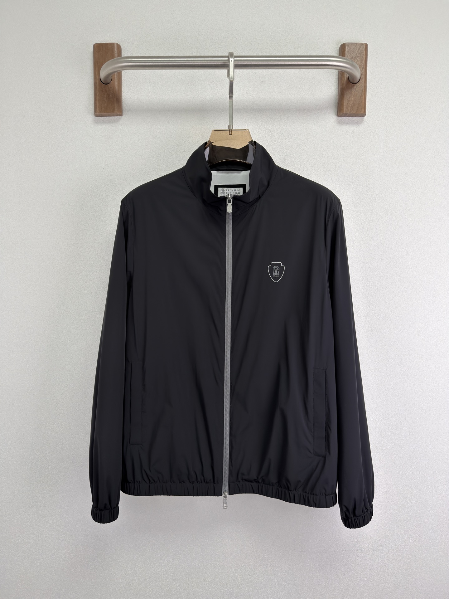 BC26 春夏新品立领夹克。高定原版材质，超细腻柔软，轻薄透气 带弹力。胸口最新刺绣元素，哑光银字母拉链