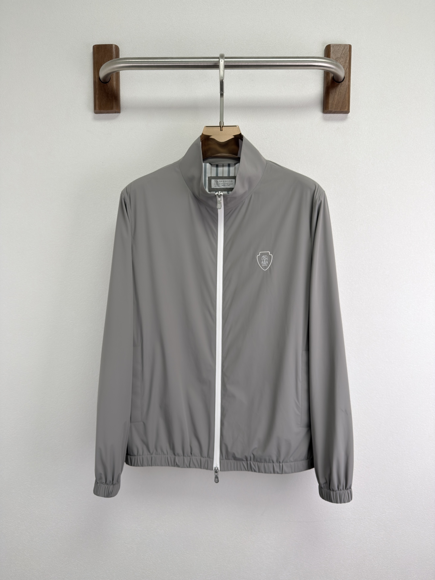 BC26 春夏新品立领夹克。高定原版材质，超细腻柔软，轻薄透气 带弹力。胸口最新刺绣元素，哑光银字母拉链