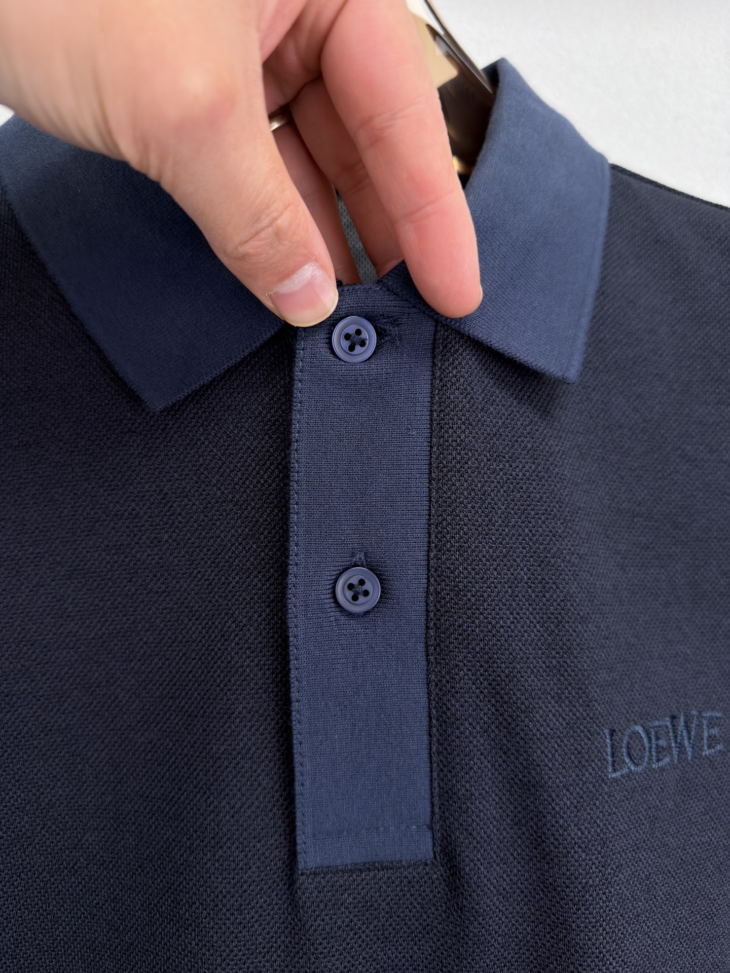 LOEWE罗意威 2026春夏系列，以阳光自然为灵感，将艺术融入每一次呼吸。这款起脚珠地棉质Polo衫，