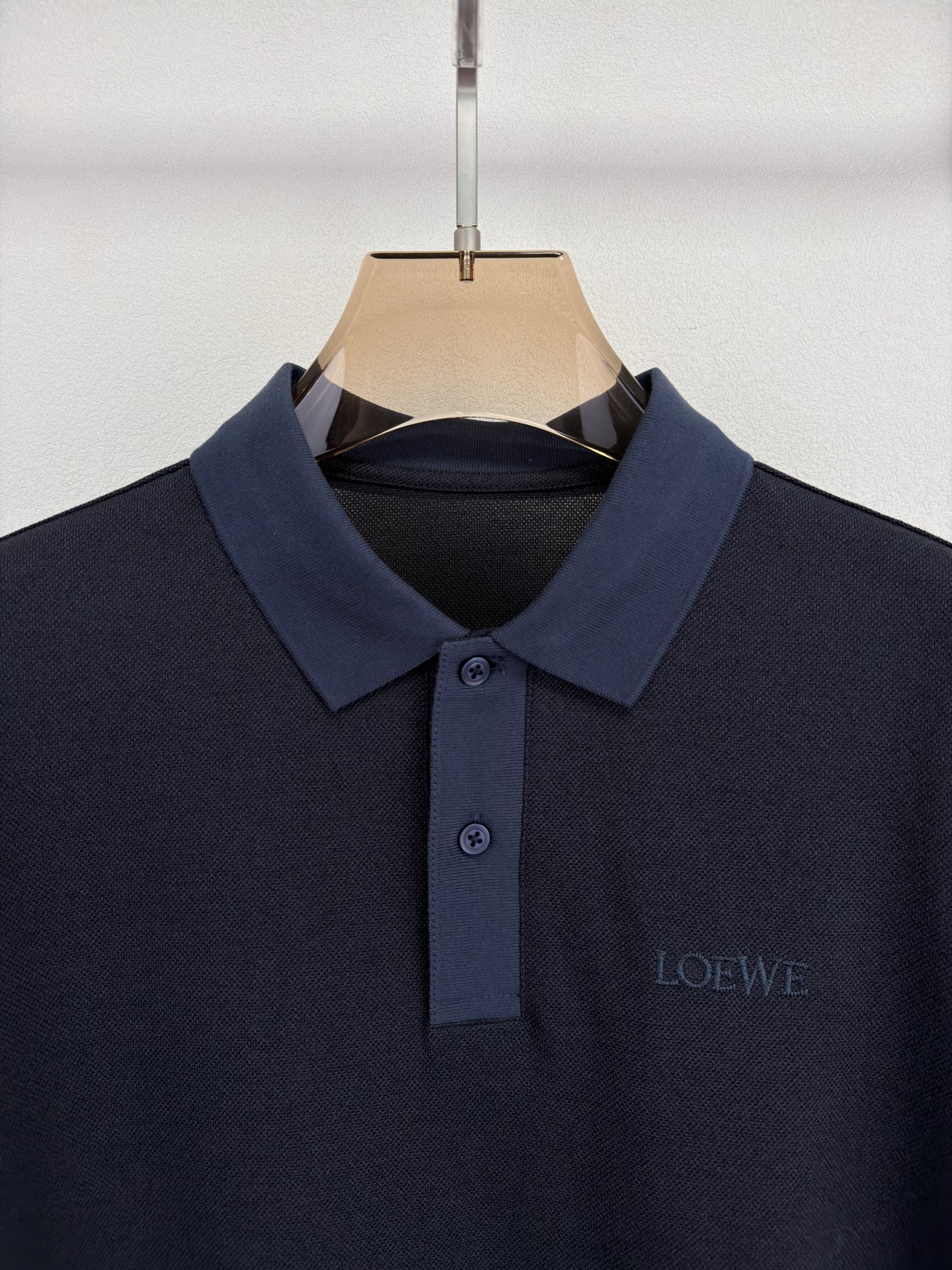 LOEWE罗意威 2026春夏系列，以阳光自然为灵感，将艺术融入每一次呼吸。这款起脚珠地棉质Polo衫，