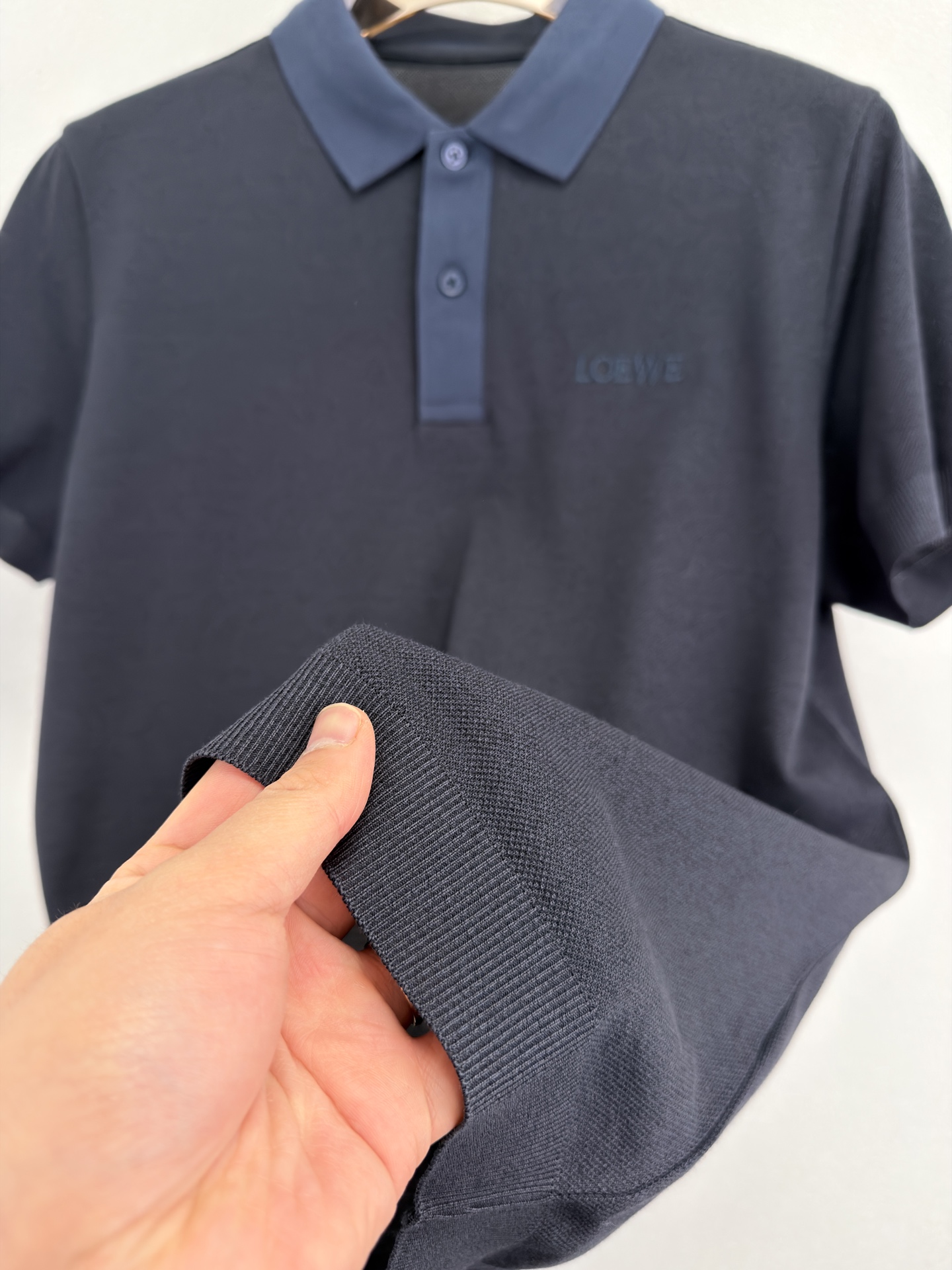 LOEWE罗意威 2026春夏系列，以阳光自然为灵感，将艺术融入每一次呼吸。这款起脚珠地棉质Polo衫，