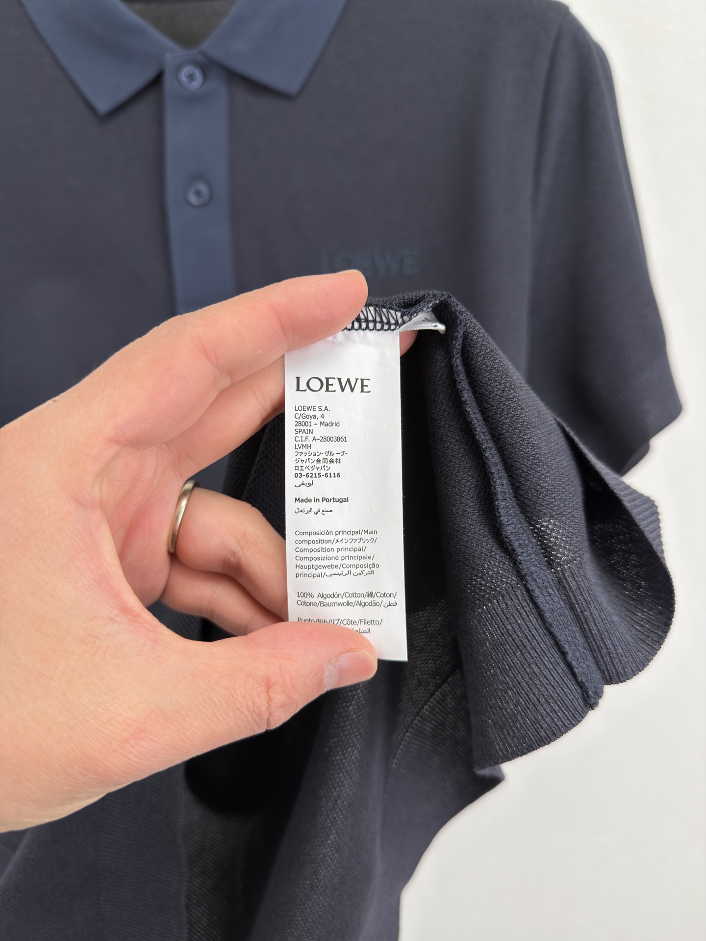LOEWE罗意威 2026春夏系列，以阳光自然为灵感，将艺术融入每一次呼吸。这款起脚珠地棉质Polo衫，