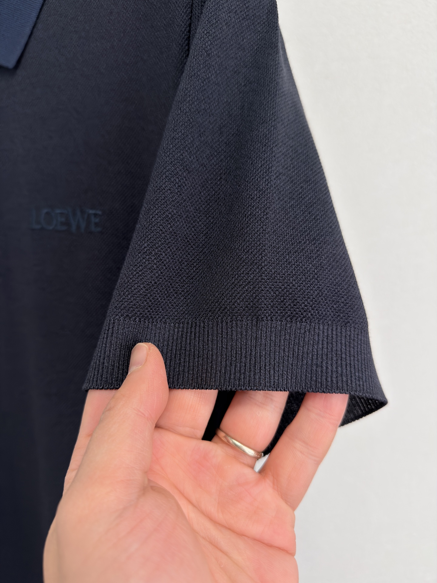 LOEWE罗意威 2026春夏系列，以阳光自然为灵感，将艺术融入每一次呼吸。这款起脚珠地棉质Polo衫，
