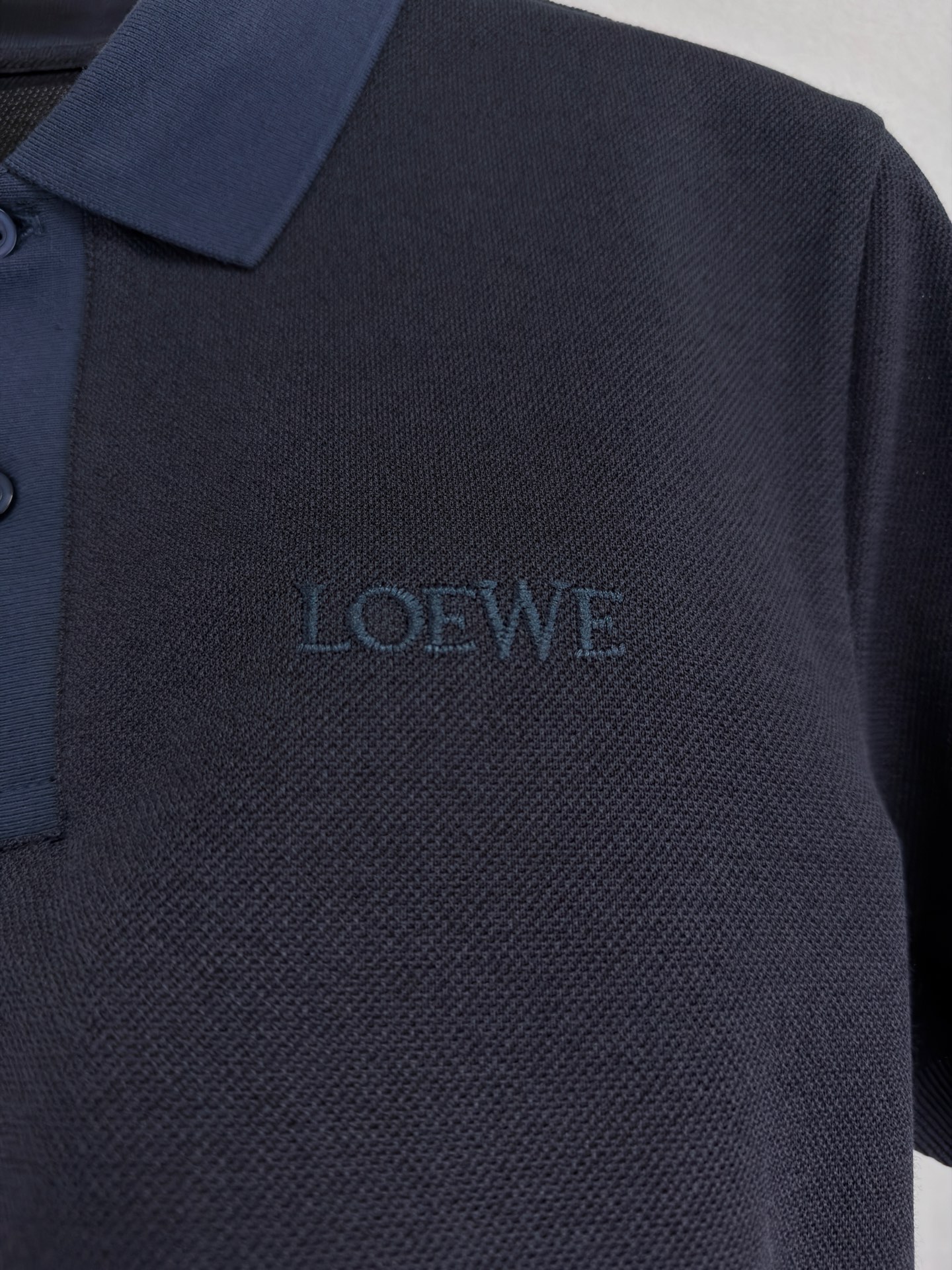 LOEWE罗意威 2026春夏系列，以阳光自然为灵感，将艺术融入每一次呼吸。这款起脚珠地棉质Polo衫，