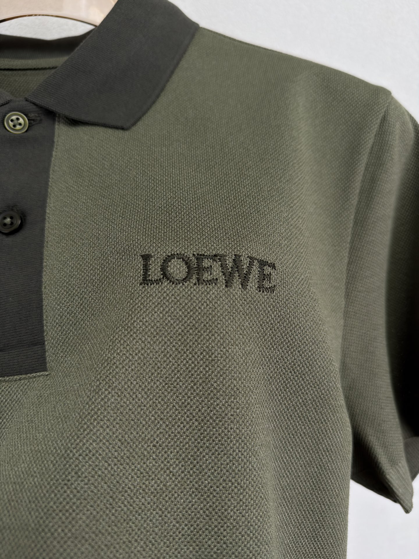 LOEWE罗意威 2026春夏系列，以阳光自然为灵感，将艺术融入每一次呼吸。这款起脚珠地棉质Polo衫，