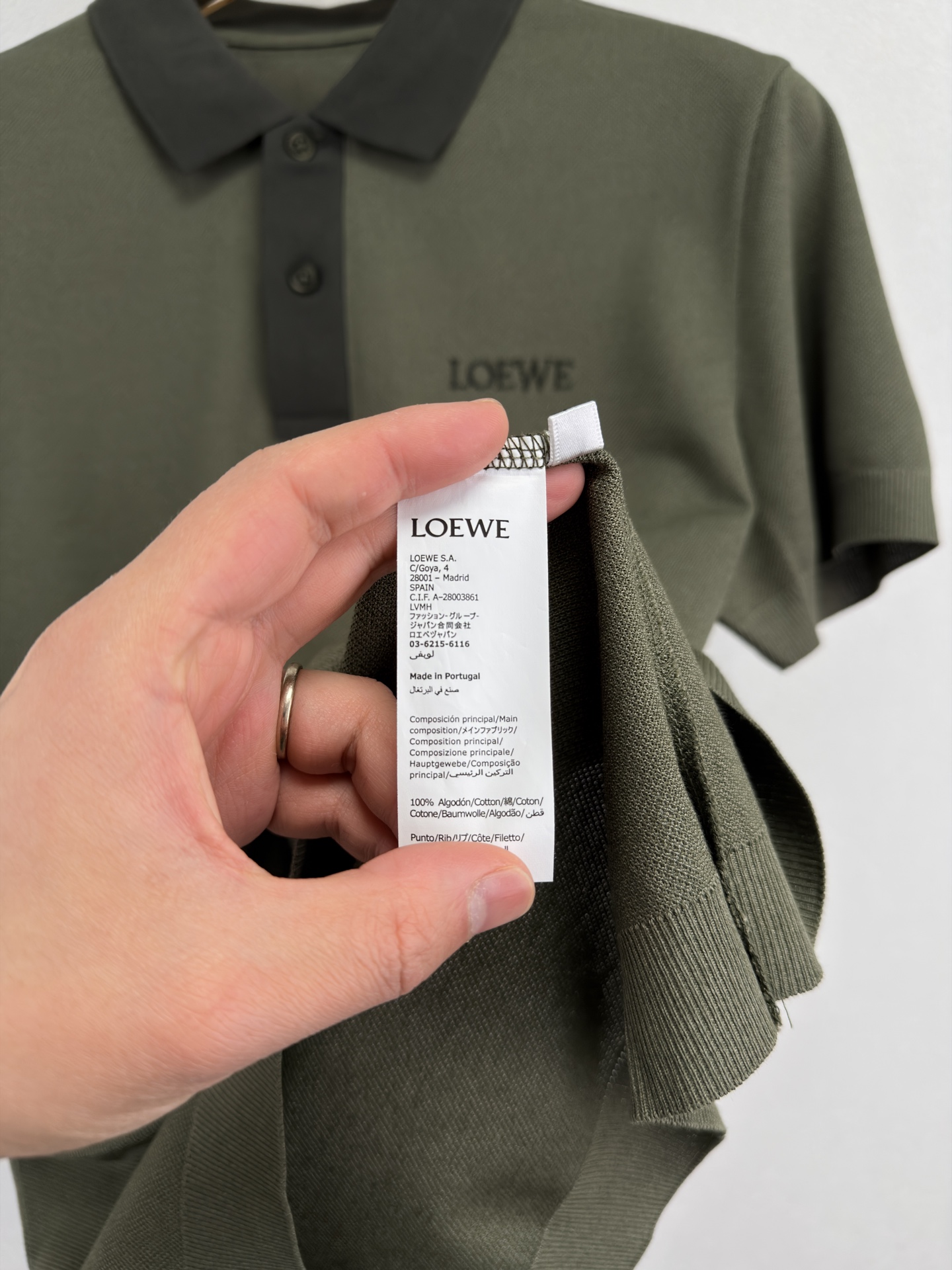 LOEWE罗意威 2026春夏系列，以阳光自然为灵感，将艺术融入每一次呼吸。这款起脚珠地棉质Polo衫，