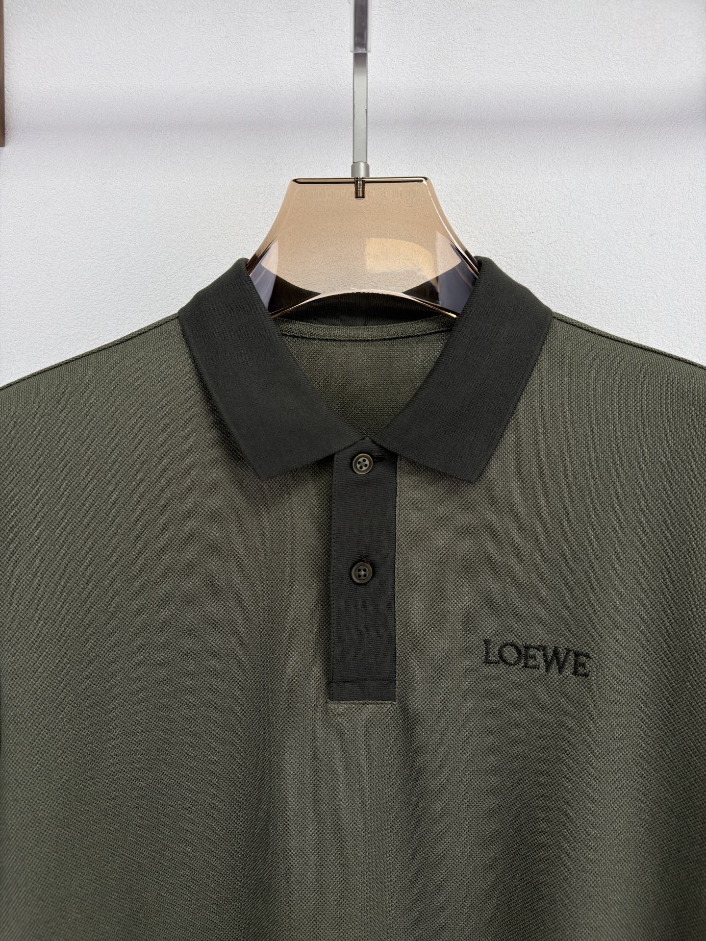LOEWE罗意威 2026春夏系列，以阳光自然为灵感，将艺术融入每一次呼吸。这款起脚珠地棉质Polo衫，