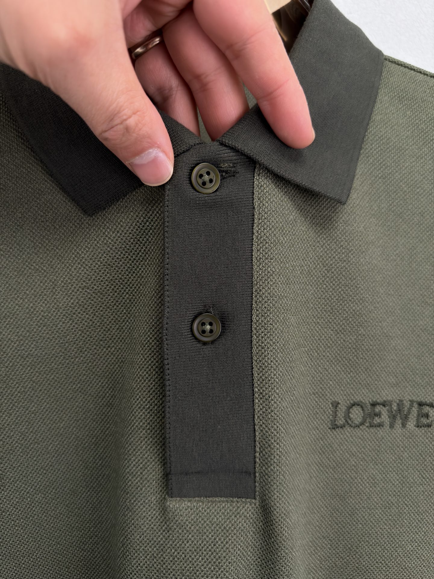LOEWE罗意威 2026春夏系列，以阳光自然为灵感，将艺术融入每一次呼吸。这款起脚珠地棉质Polo衫，