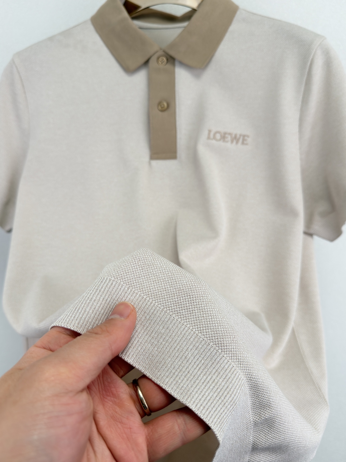LOEWE罗意威 2026春夏系列，以阳光自然为灵感，将艺术融入每一次呼吸。这款起脚珠地棉质Polo衫，