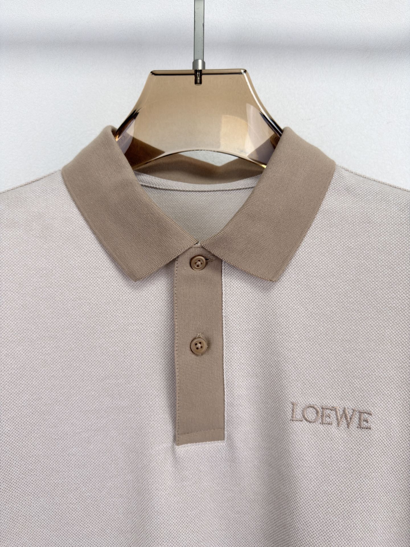 LOEWE罗意威 2026春夏系列，以阳光自然为灵感，将艺术融入每一次呼吸。这款起脚珠地棉质Polo衫，