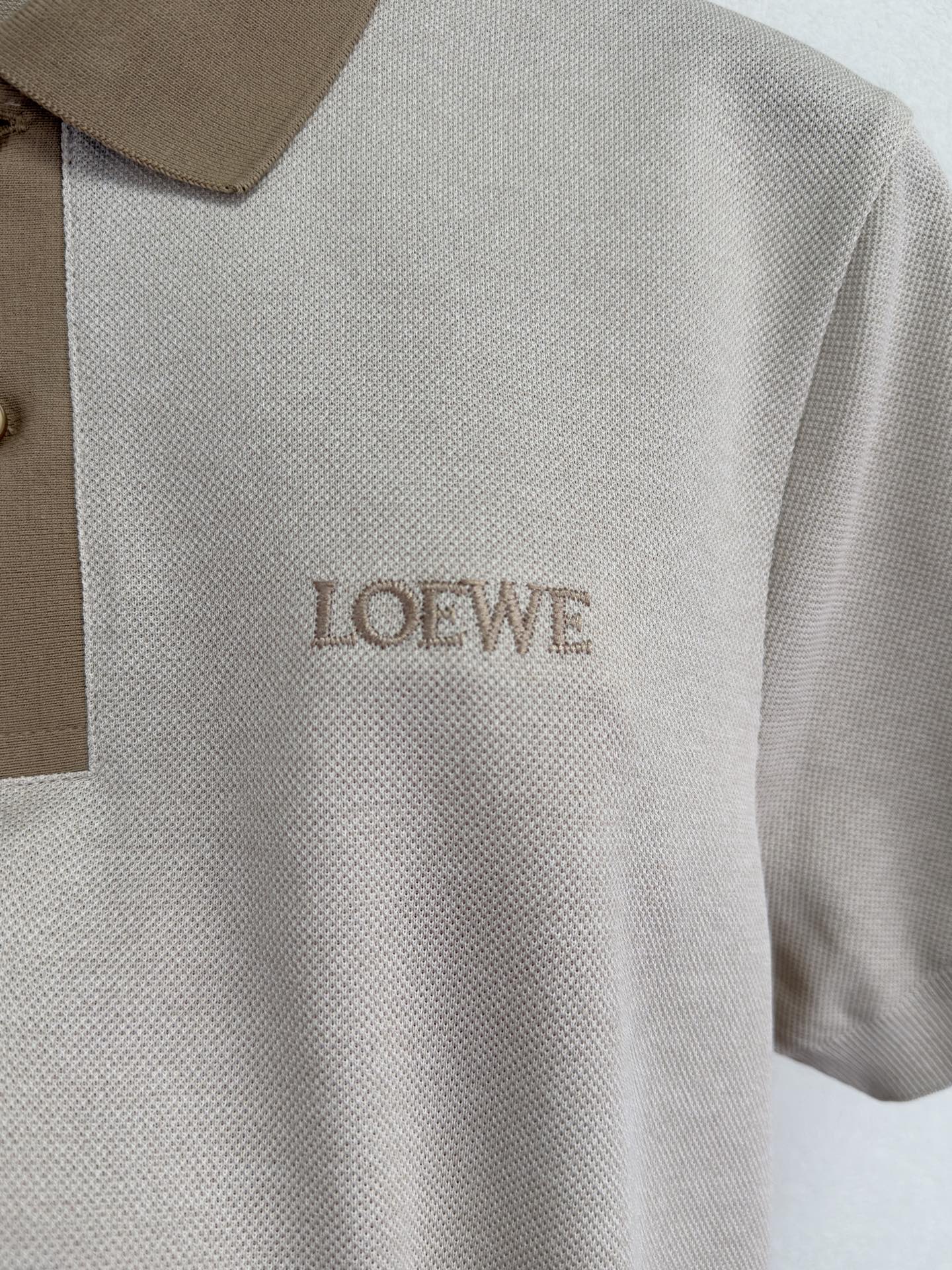 LOEWE罗意威 2026春夏系列，以阳光自然为灵感，将艺术融入每一次呼吸。这款起脚珠地棉质Polo衫，
