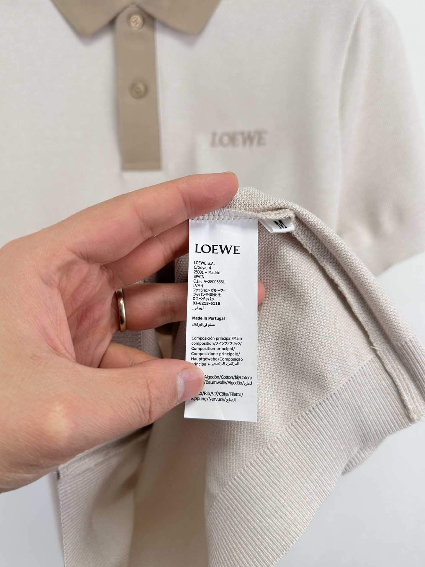 LOEWE罗意威 2026春夏系列，以阳光自然为灵感，将艺术融入每一次呼吸。这款起脚珠地棉质Polo衫，