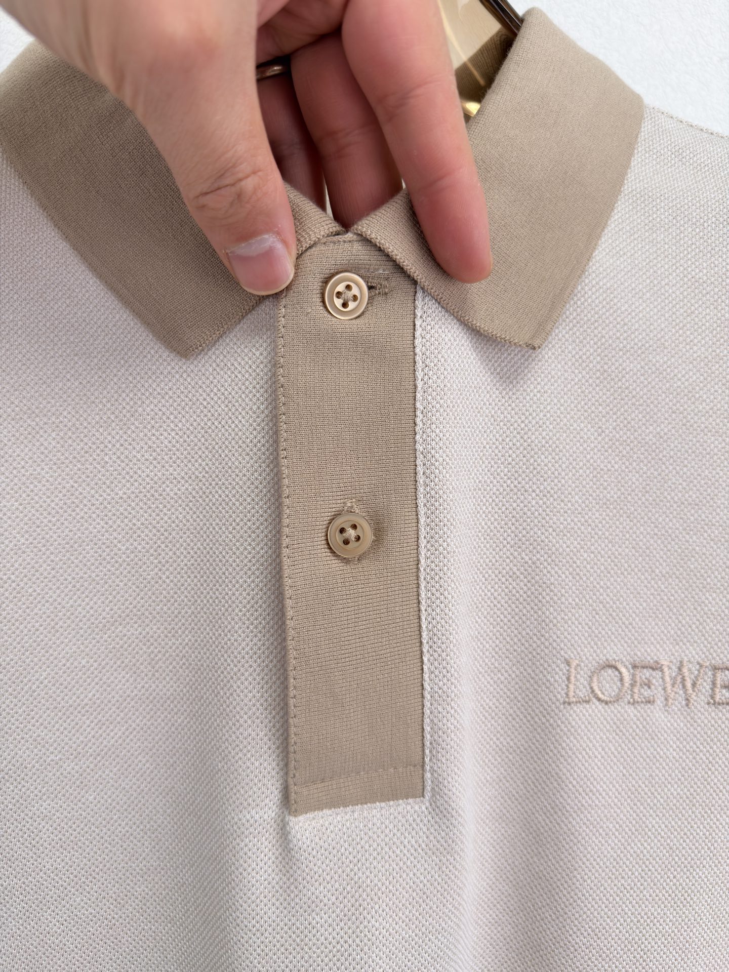 LOEWE罗意威 2026春夏系列，以阳光自然为灵感，将艺术融入每一次呼吸。这款起脚珠地棉质Polo衫，