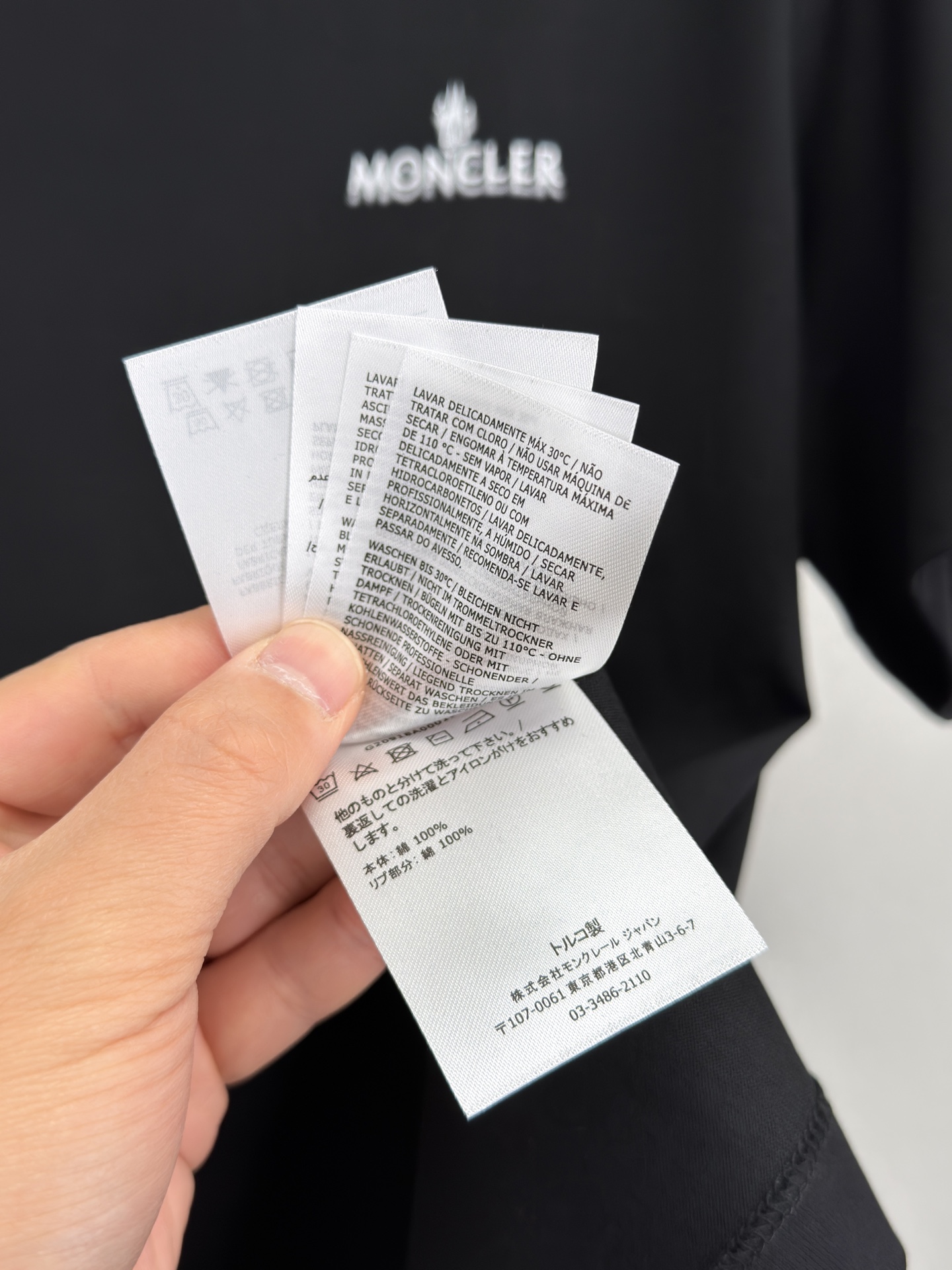 MONCLER 26春夏 黑标系列，这款T恤是品牌DNA的现代创新宣言——将经典的户外黑标系列标志大胆重