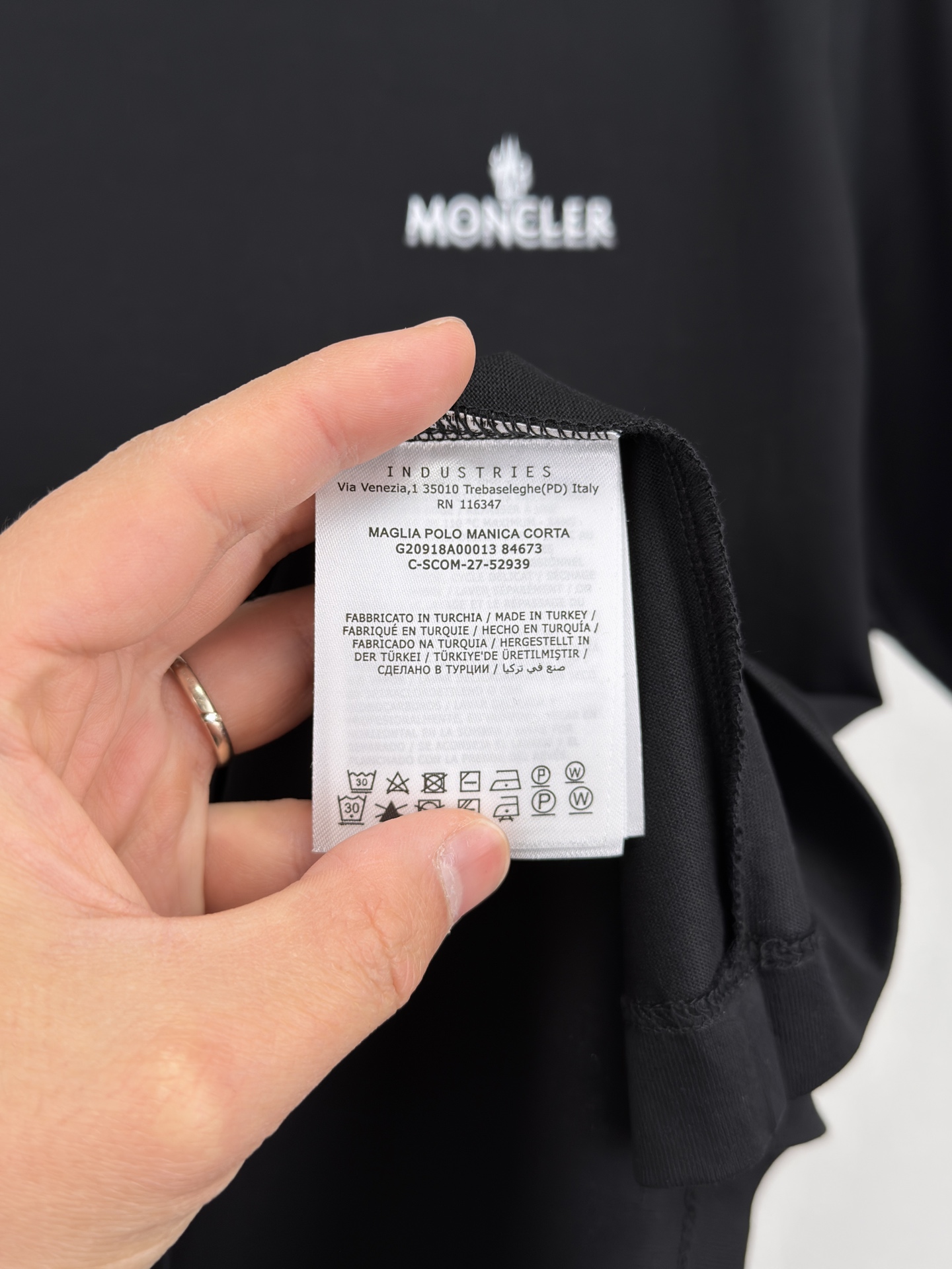 MONCLER 26春夏 黑标系列，这款T恤是品牌DNA的现代创新宣言——将经典的户外黑标系列标志大胆重