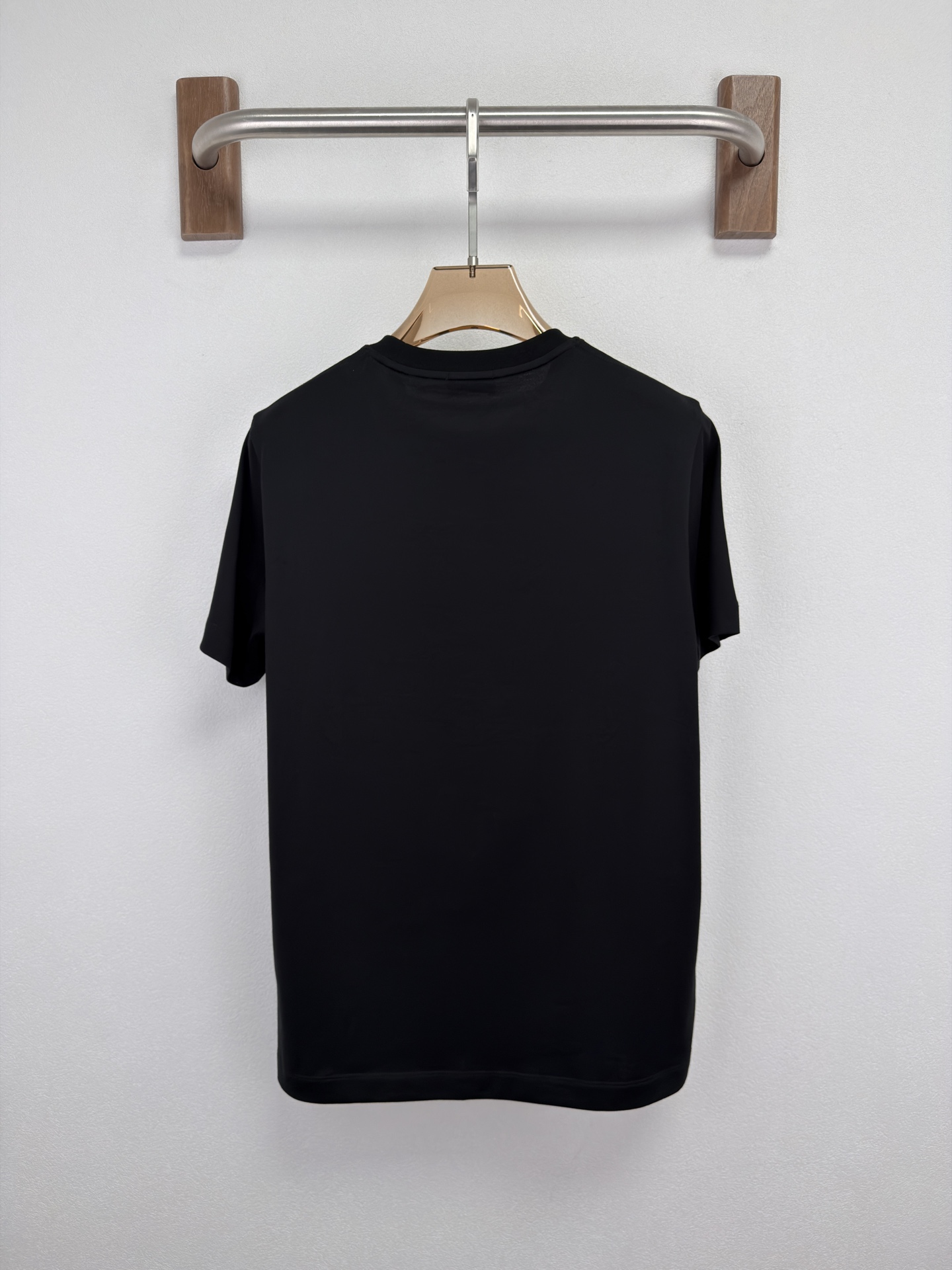 MONCLER 26春夏 黑标系列，这款T恤是品牌DNA的现代创新宣言——将经典的户外黑标系列标志大胆重