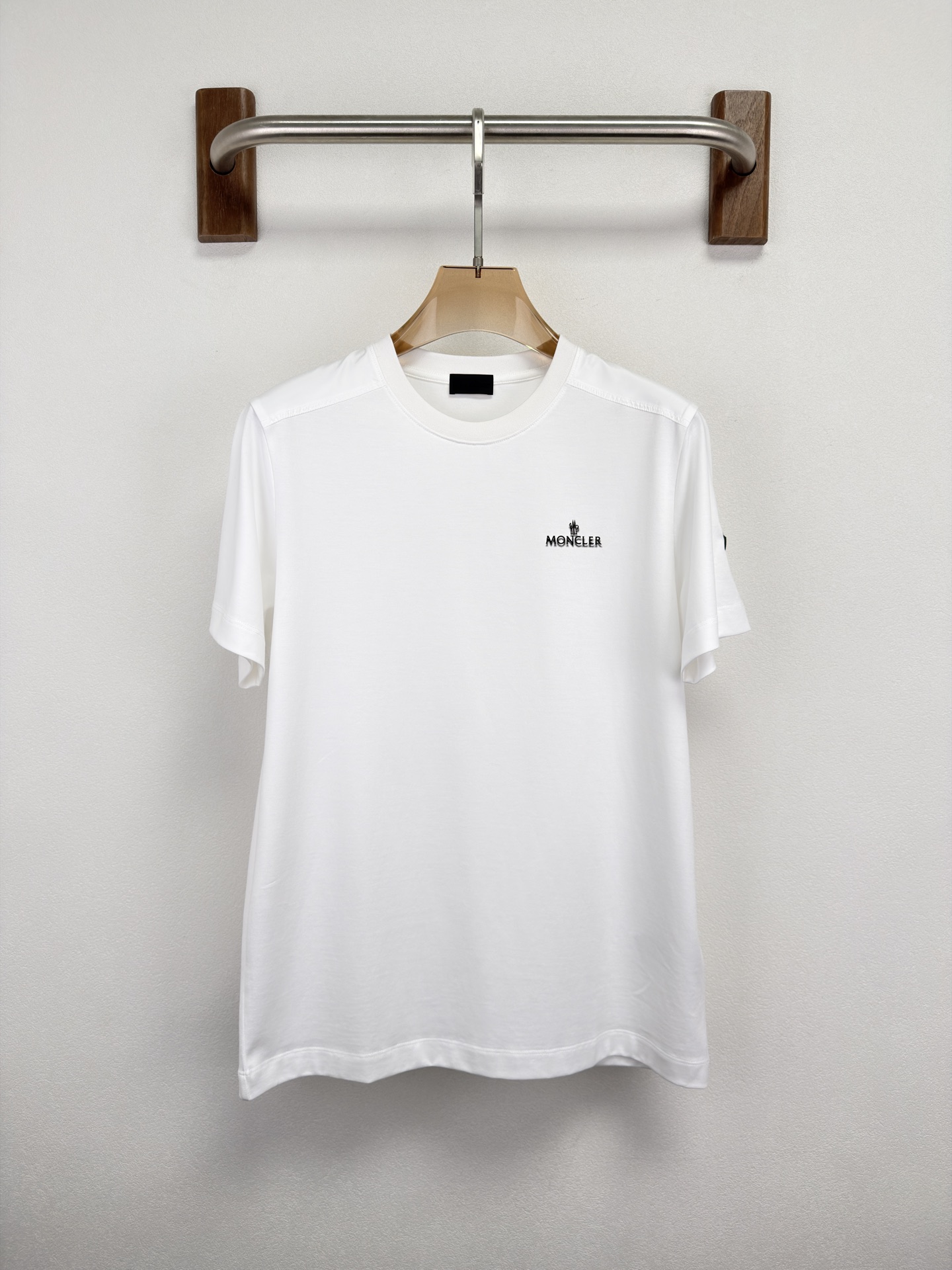 MONCLER 26春夏 黑标系列，这款T恤是品牌DNA的现代创新宣言——将经典的户外黑标系列标志大胆重