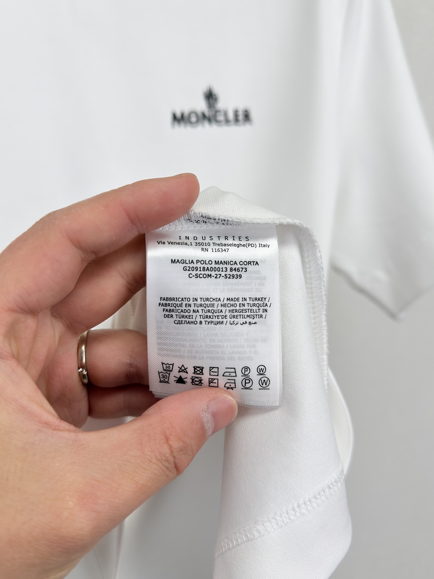 MONCLER 26春夏 黑标系列，这款T恤是品牌DNA的现代创新宣言——将经典的户外黑标系列标志大胆重