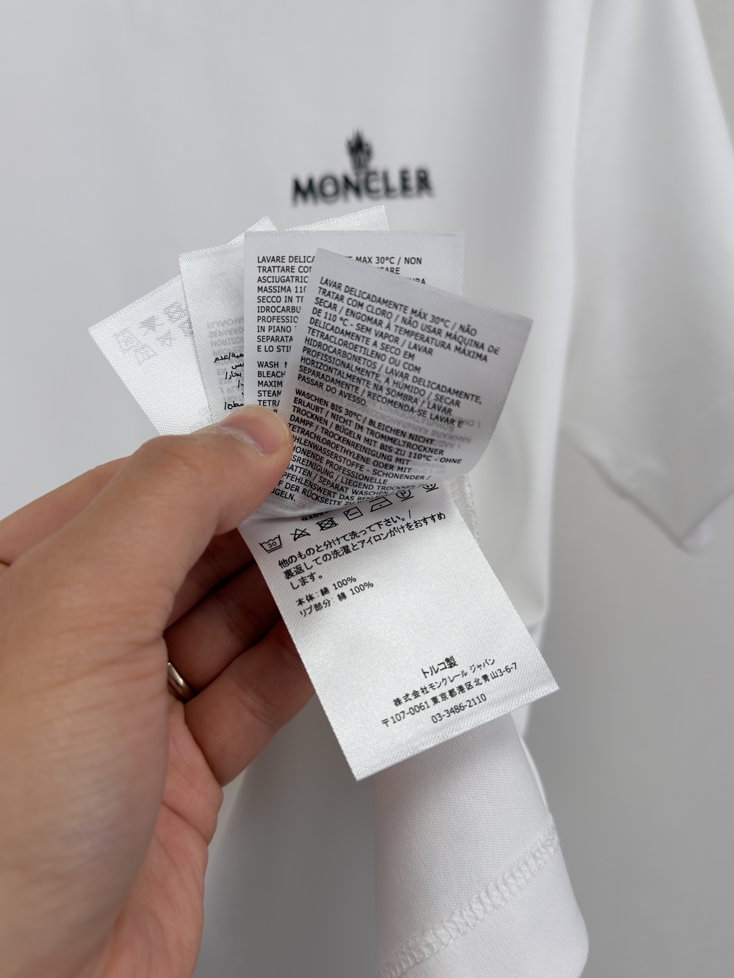 MONCLER 26春夏 黑标系列，这款T恤是品牌DNA的现代创新宣言——将经典的户外黑标系列标志大胆重