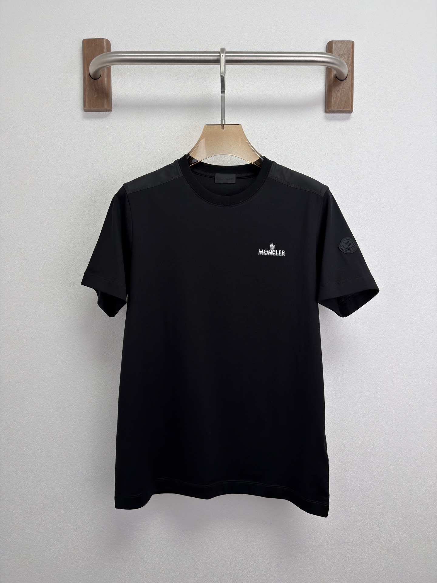 MONCLER 26春夏 黑标系列，这款T恤是品牌DNA的现代创新宣言——将经典的户外黑标系列标志大胆重