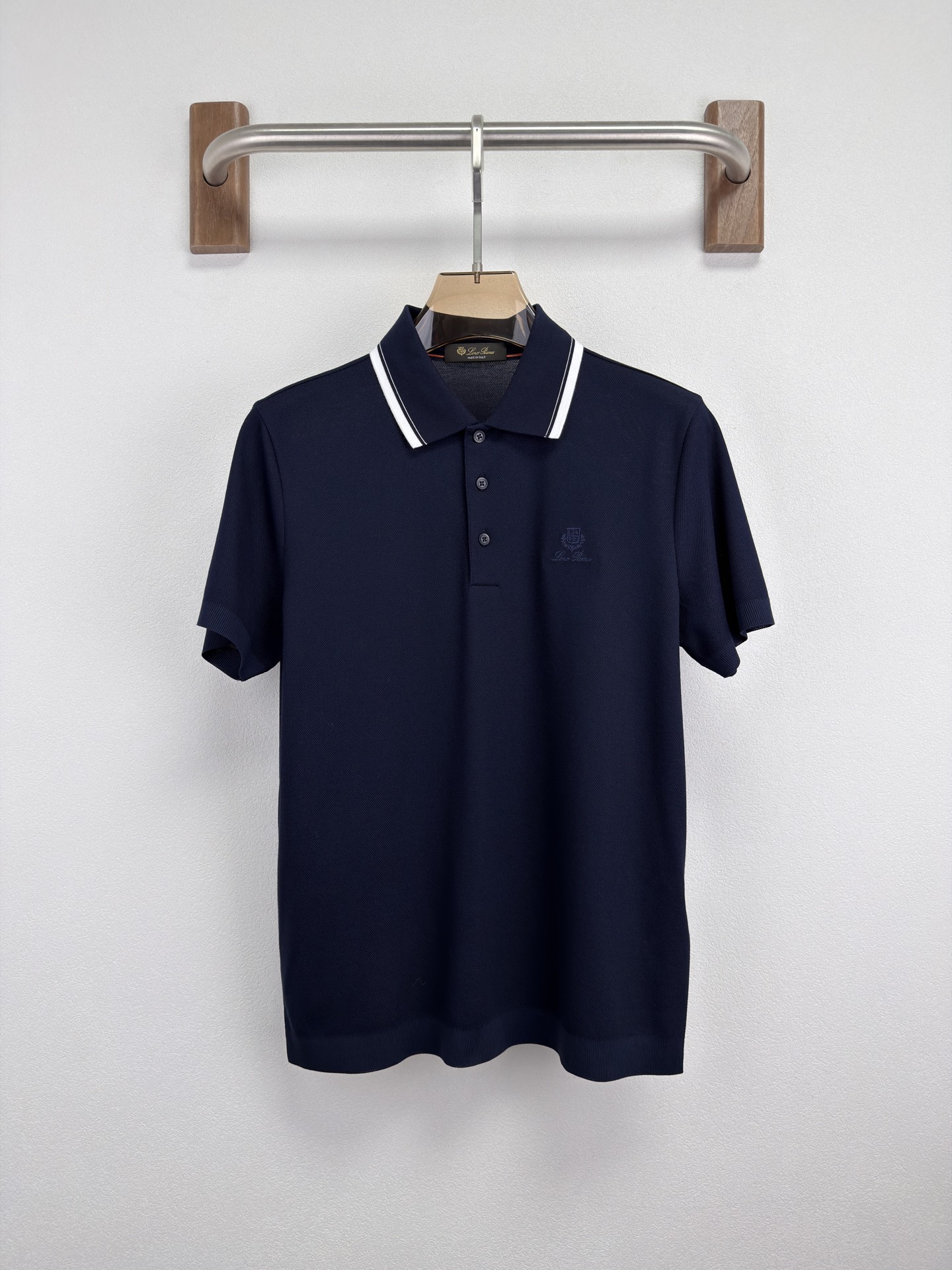 Loro Piana 26 春夏新品翻领 T恤。 Loro piana 的世界里奢华从不喧哗，它藏于每一