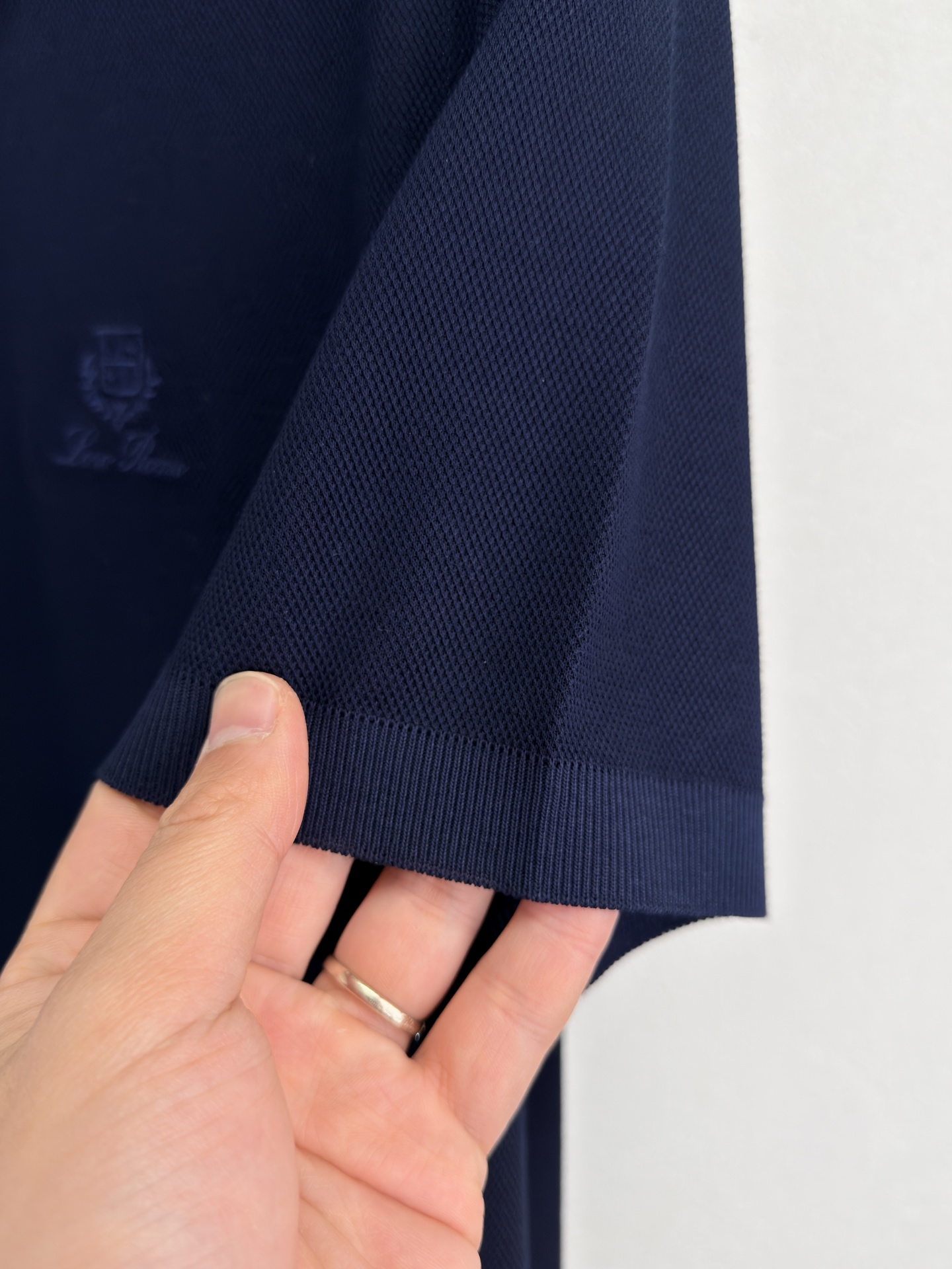 Loro Piana 26 春夏新品翻领 T恤。 Loro piana 的世界里奢华从不喧哗，它藏于每一