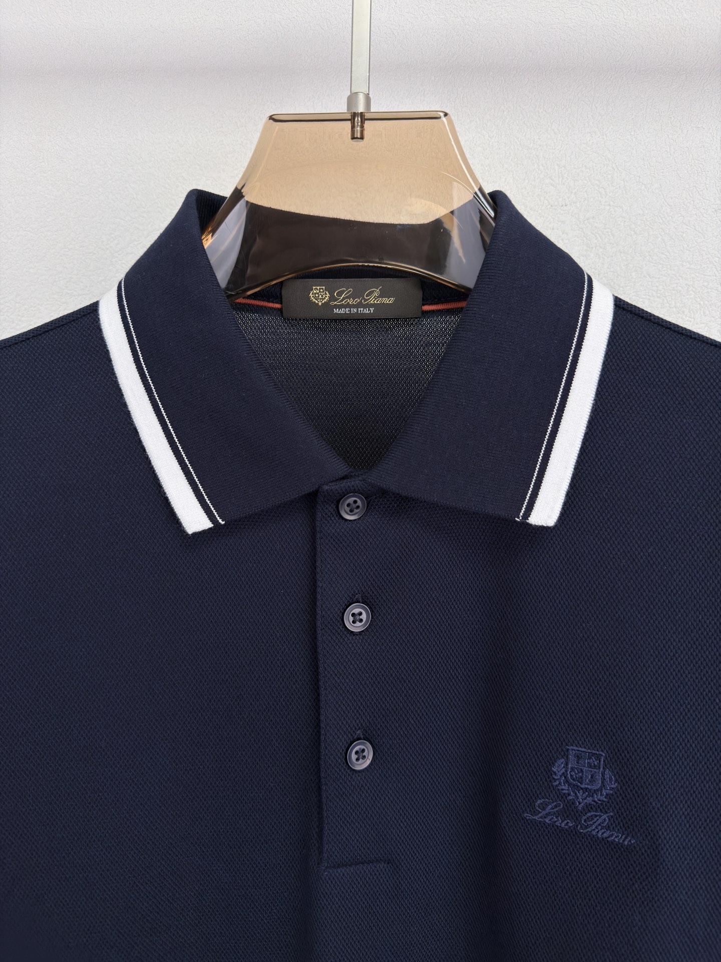 Loro Piana 26 春夏新品翻领 T恤。 Loro piana 的世界里奢华从不喧哗，它藏于每一