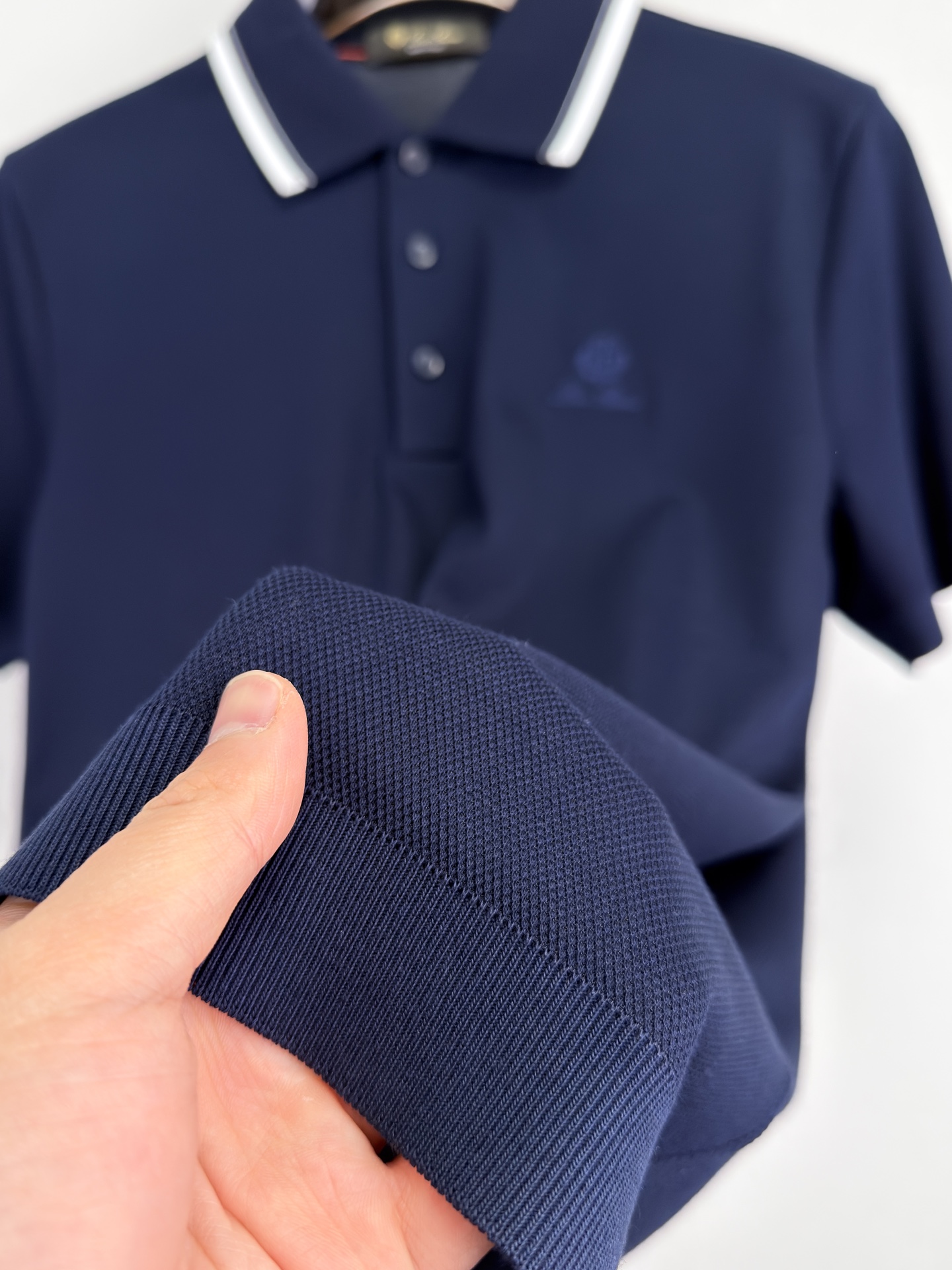 Loro Piana 26 春夏新品翻领 T恤。 Loro piana 的世界里奢华从不喧哗，它藏于每一