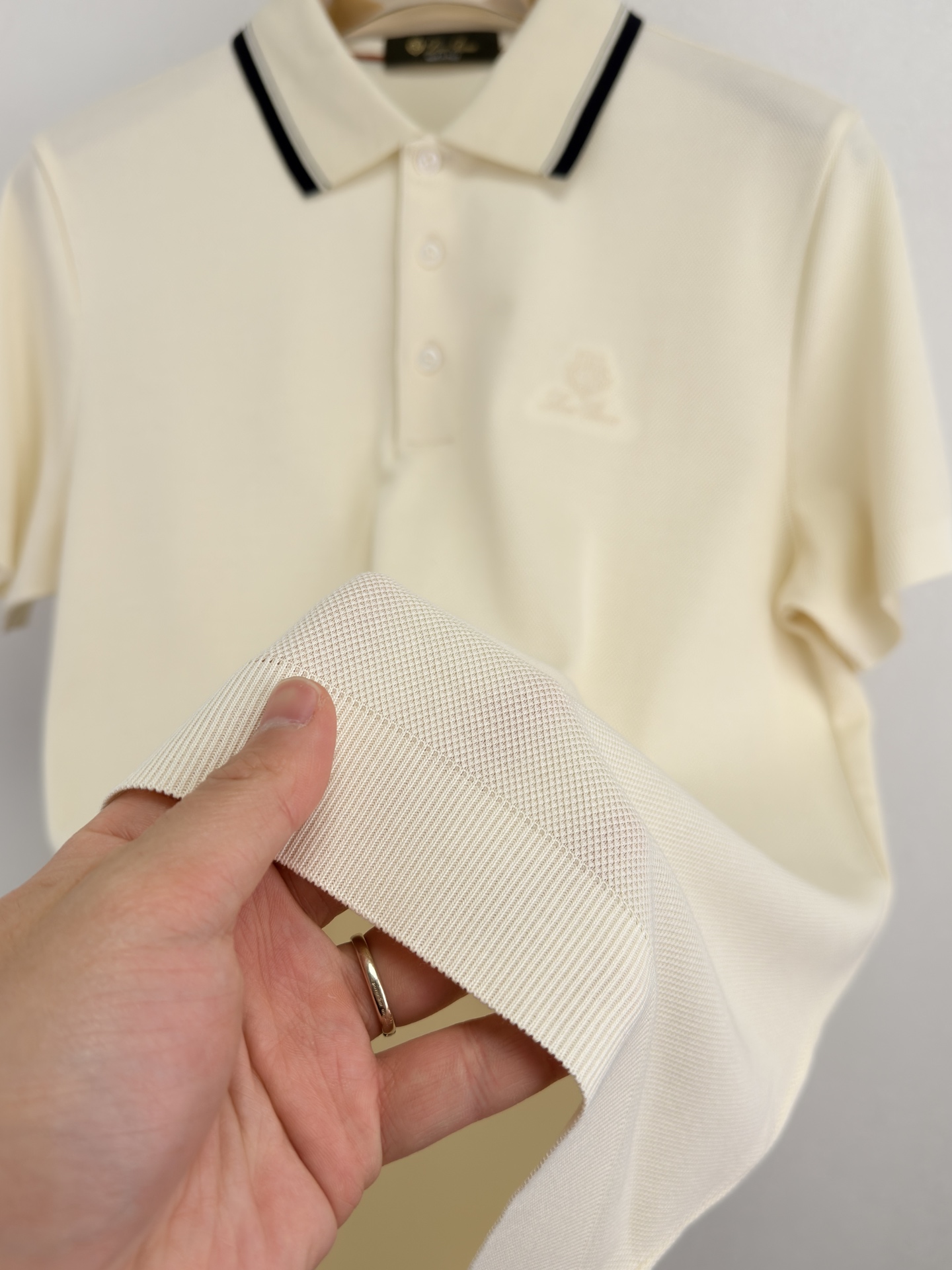 Loro Piana 26 春夏新品翻领 T恤。 Loro piana 的世界里奢华从不喧哗，它藏于每一