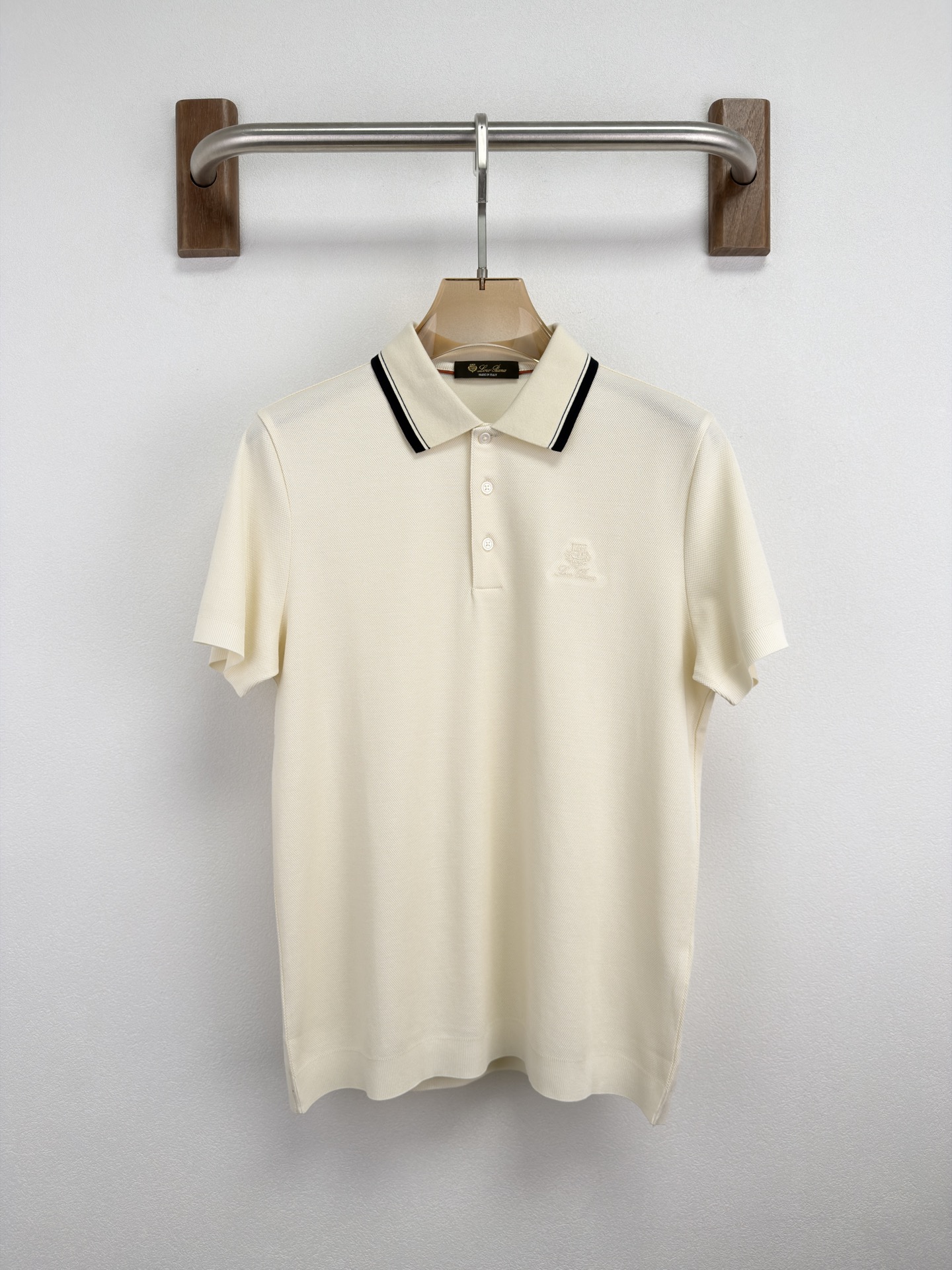 Loro Piana 26 春夏新品翻领 T恤。 Loro piana 的世界里奢华从不喧哗，它藏于每一