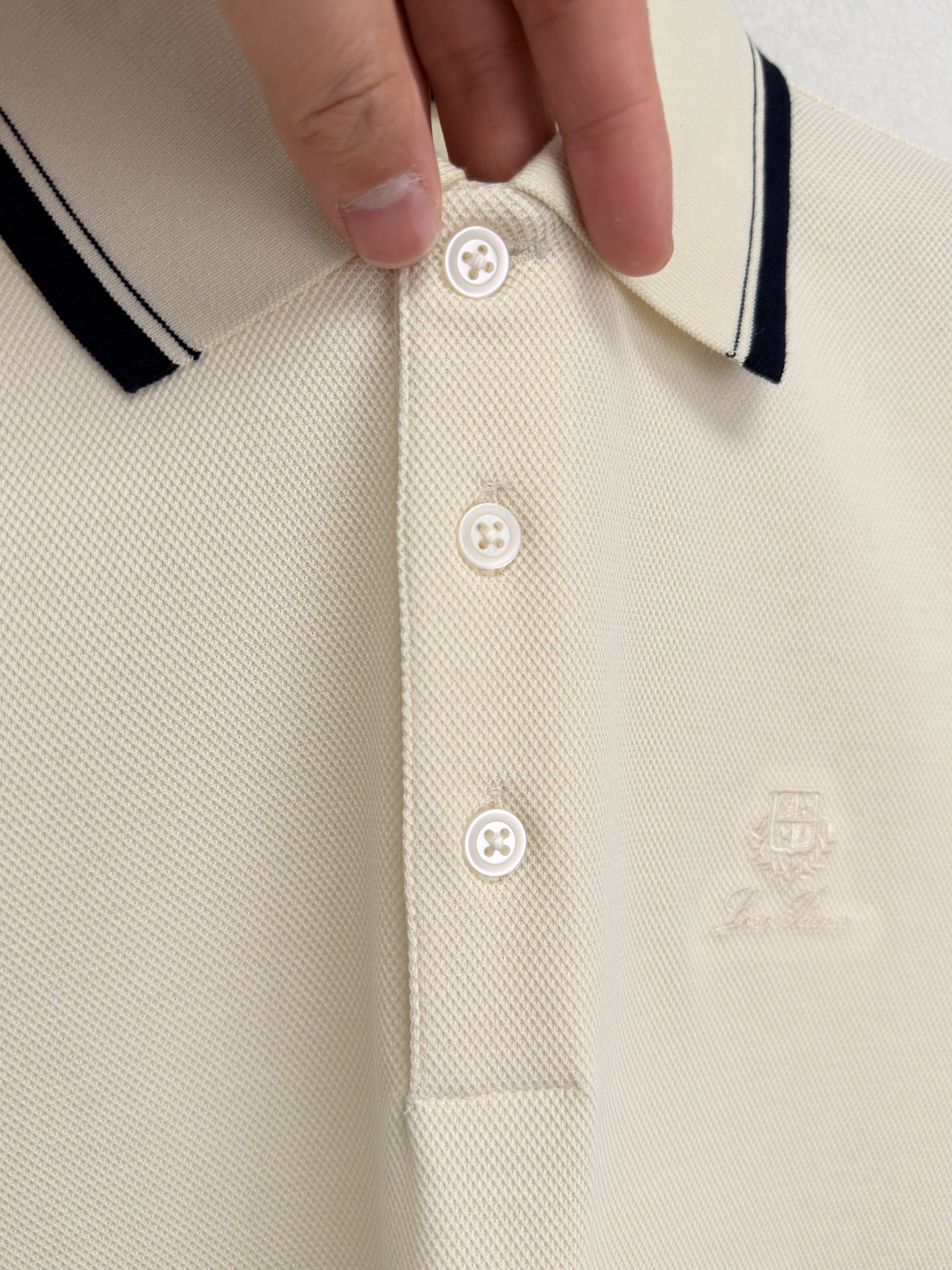 Loro Piana 26 春夏新品翻领 T恤。 Loro piana 的世界里奢华从不喧哗，它藏于每一