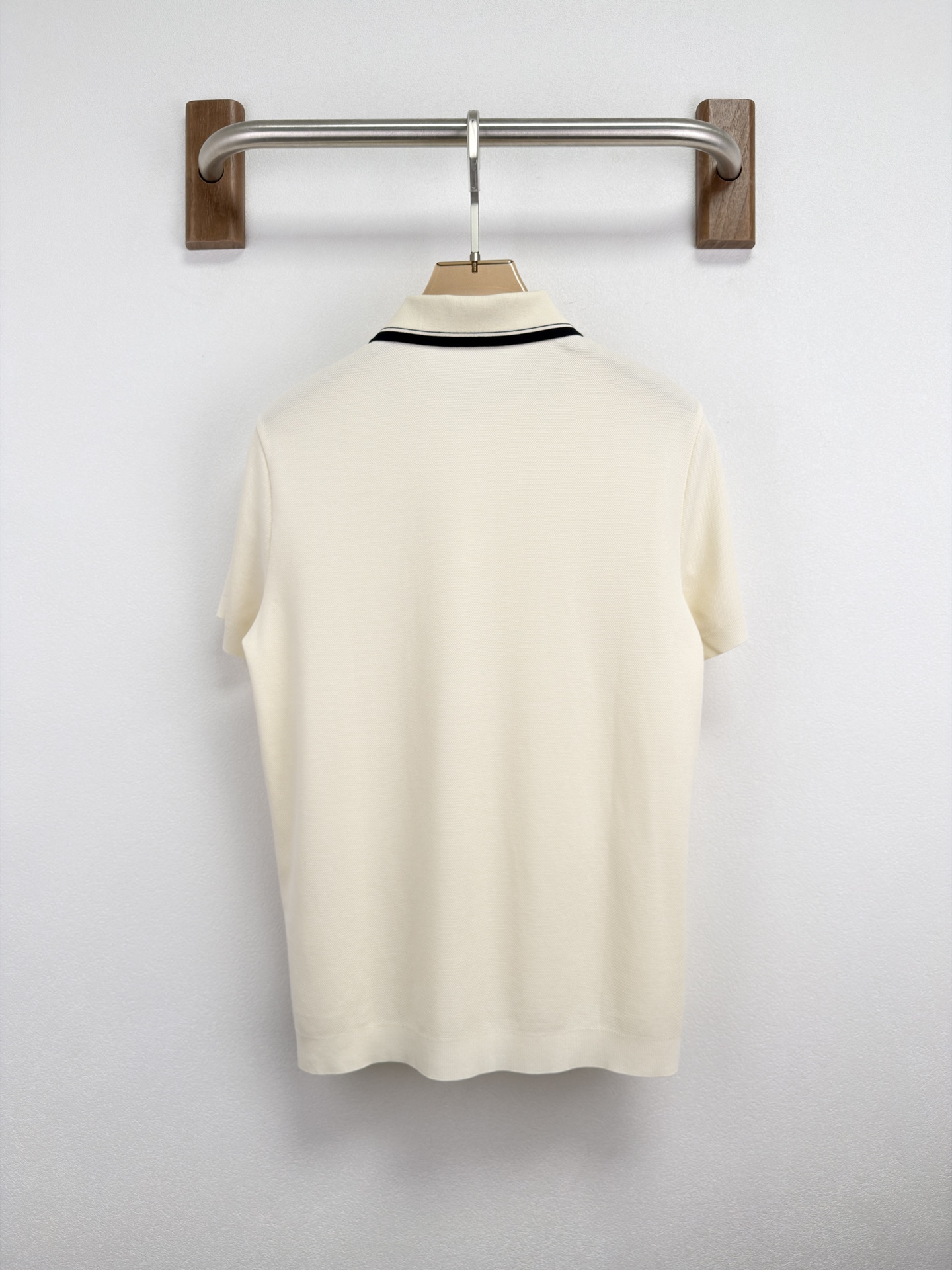 Loro Piana 26 春夏新品翻领 T恤。 Loro piana 的世界里奢华从不喧哗，它藏于每一