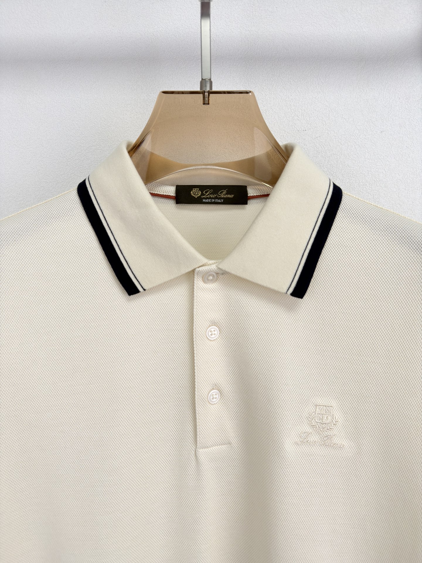 Loro Piana 26 春夏新品翻领 T恤。 Loro piana 的世界里奢华从不喧哗，它藏于每一