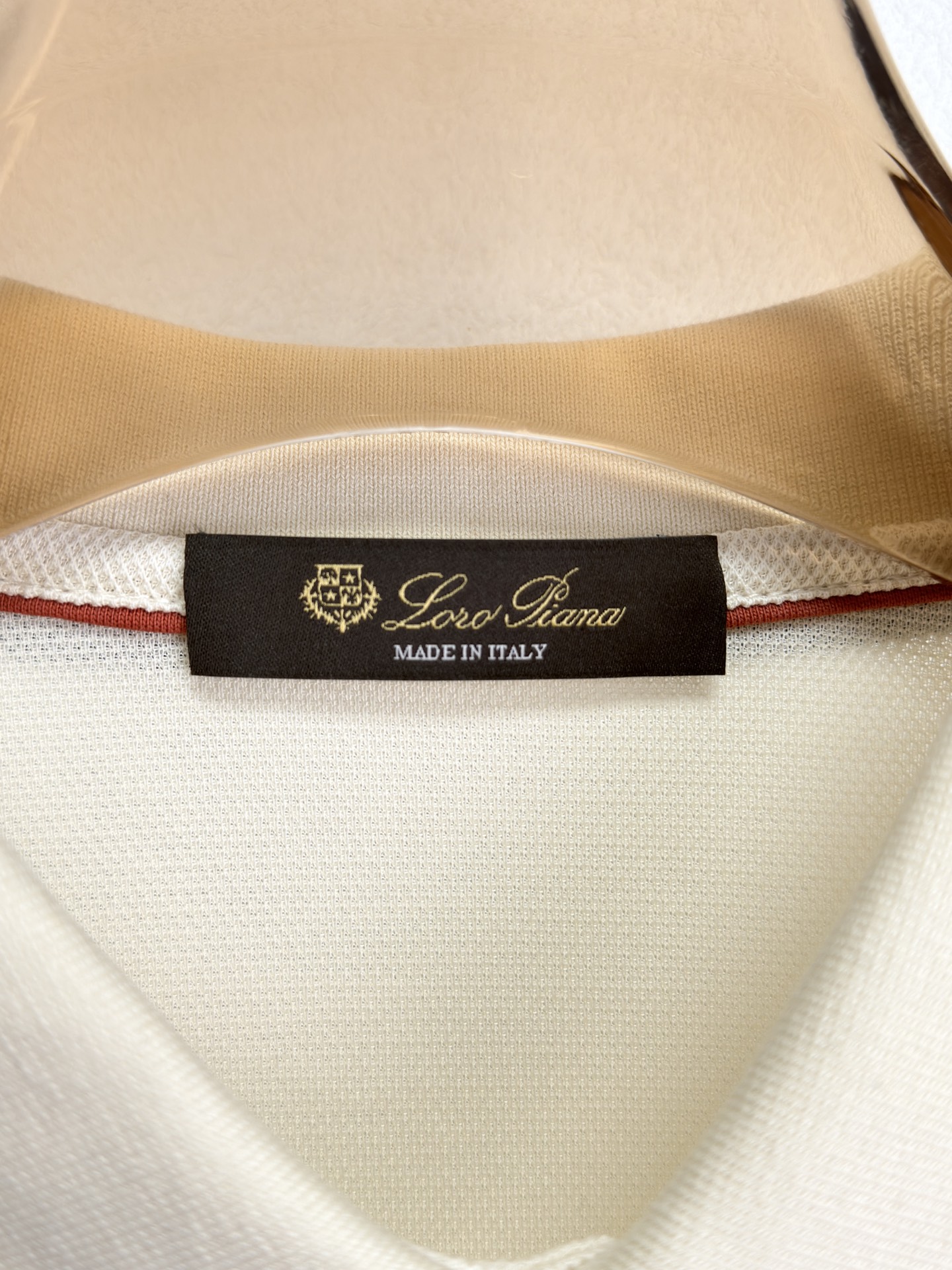 Loro Piana 26 春夏新品翻领 T恤。 Loro piana 的世界里奢华从不喧哗，它藏于每一