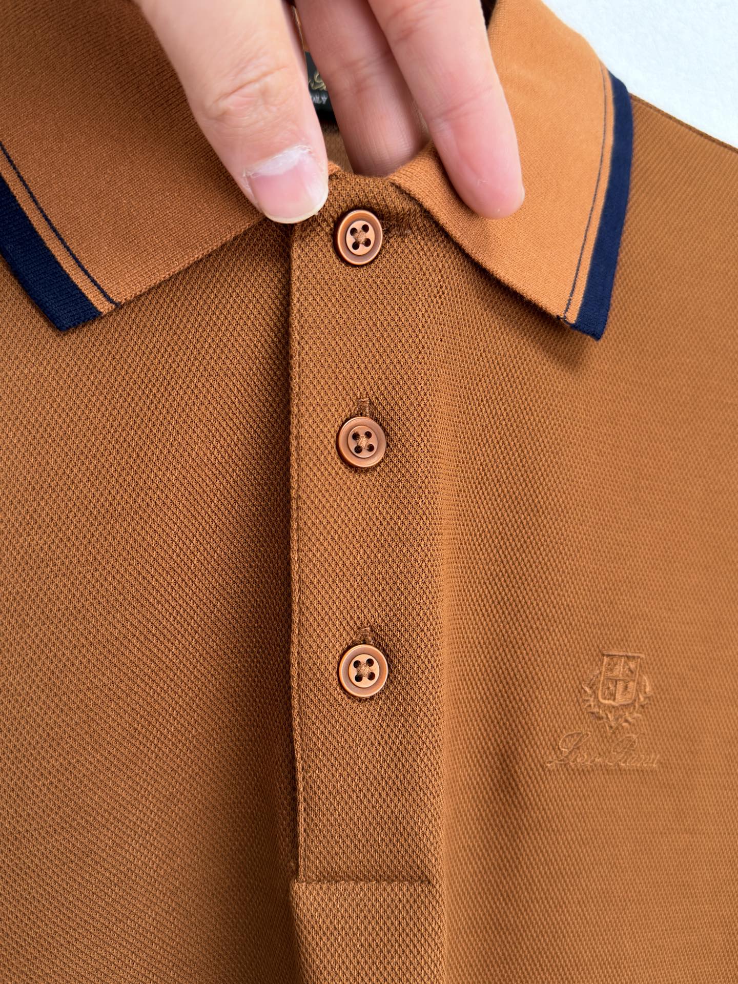 Loro Piana 26 春夏新品翻领 T恤。 Loro piana 的世界里奢华从不喧哗，它藏于每一