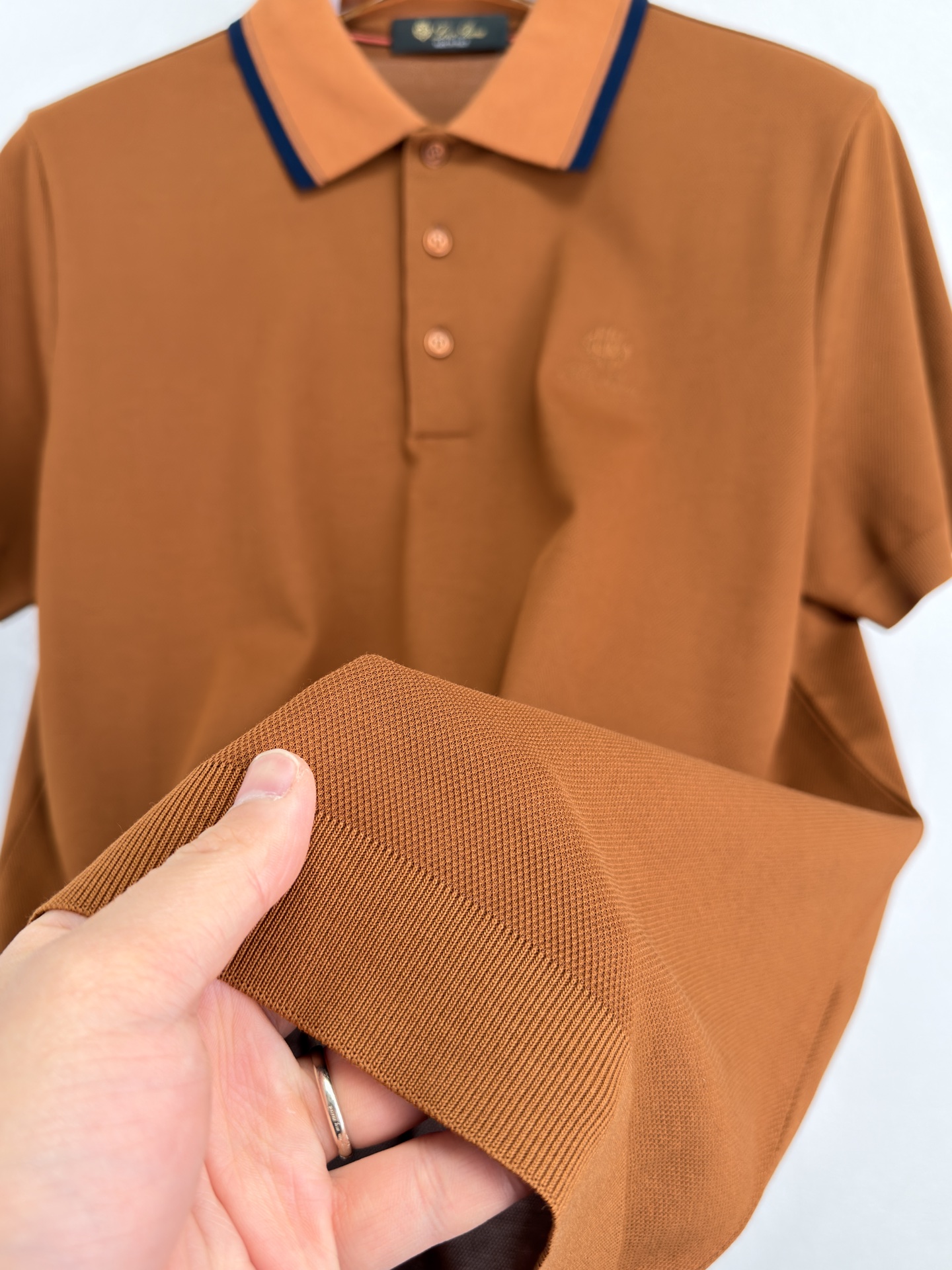 Loro Piana 26 春夏新品翻领 T恤。 Loro piana 的世界里奢华从不喧哗，它藏于每一