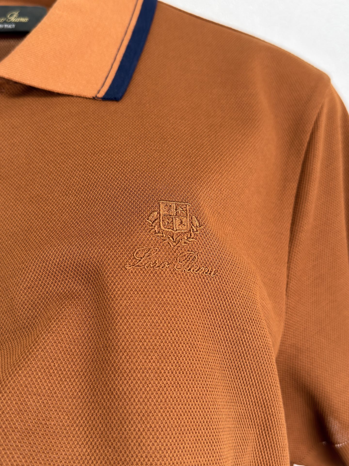 Loro Piana 26 春夏新品翻领 T恤。 Loro piana 的世界里奢华从不喧哗，它藏于每一
