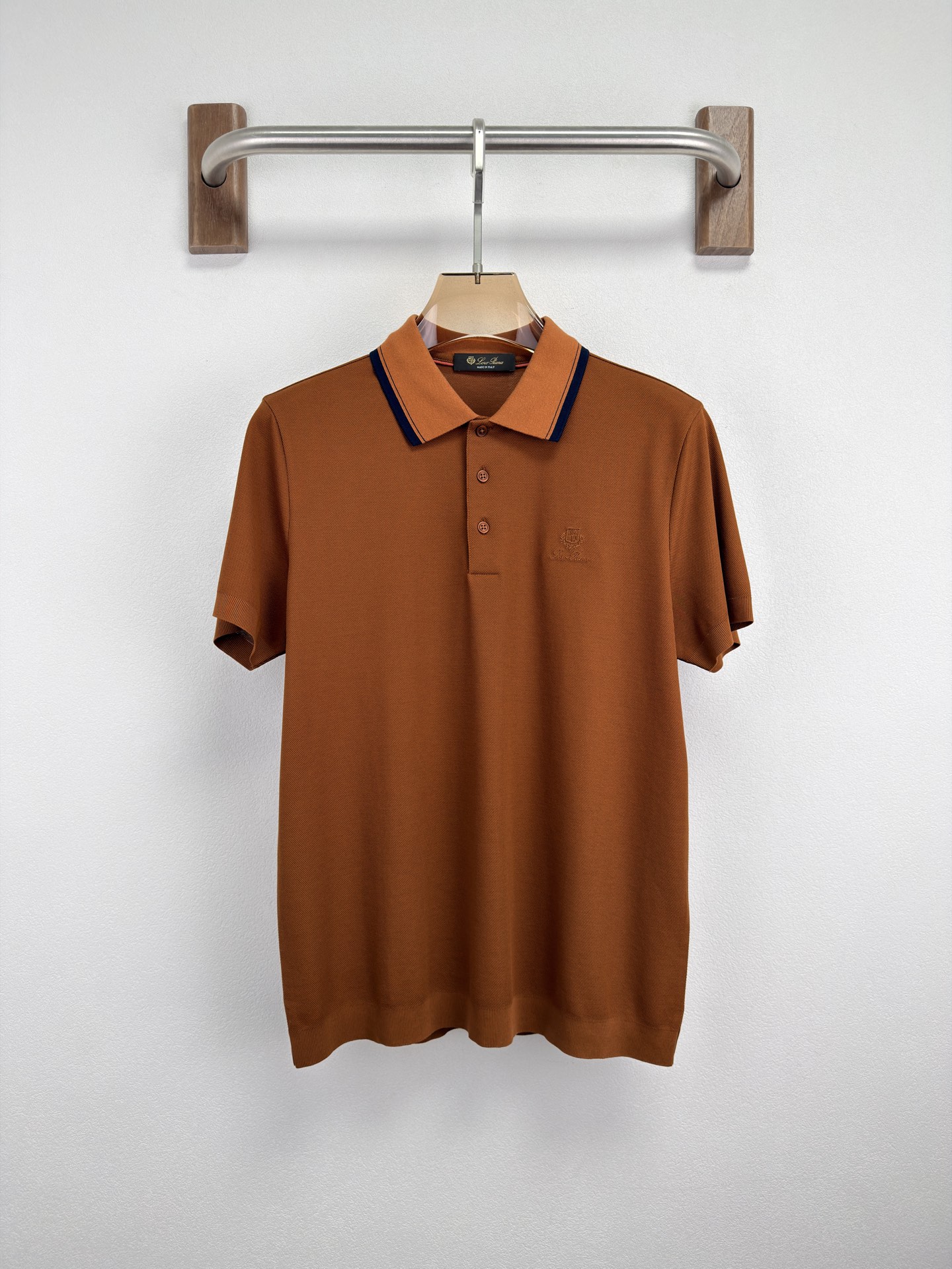 Loro Piana 26 春夏新品翻领 T恤。 Loro piana 的世界里奢华从不喧哗，它藏于每一