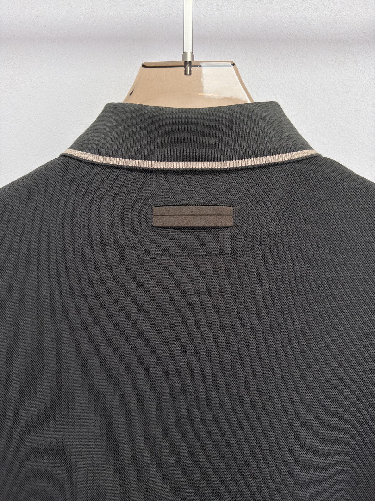 ZEGNA 26春夏新品 翻领T恤。当杰尼亚引以为傲的Premium Cotton棉质纱线，遇见品牌灵魂