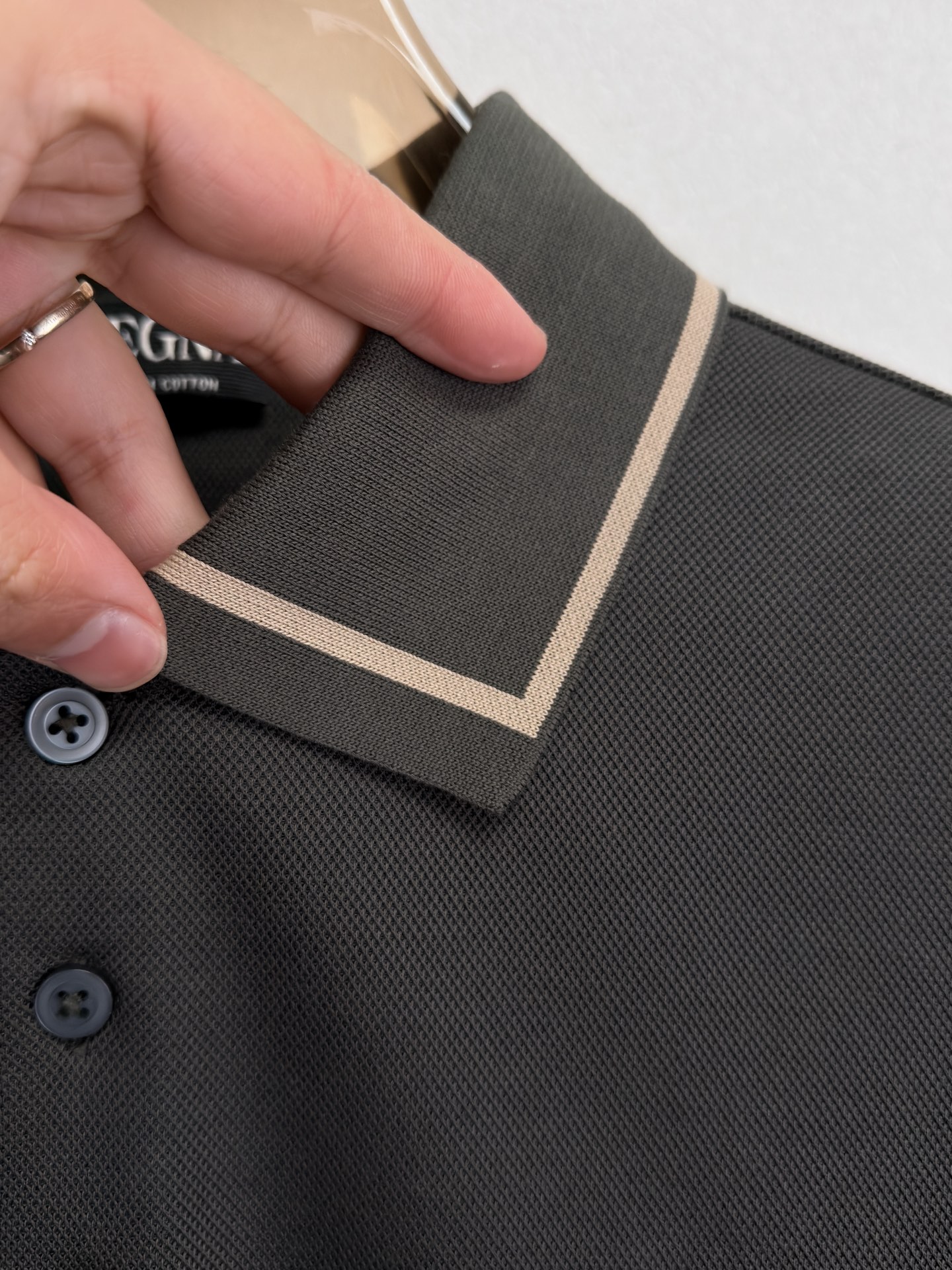ZEGNA 26春夏新品 翻领T恤。当杰尼亚引以为傲的Premium Cotton棉质纱线，遇见品牌灵魂