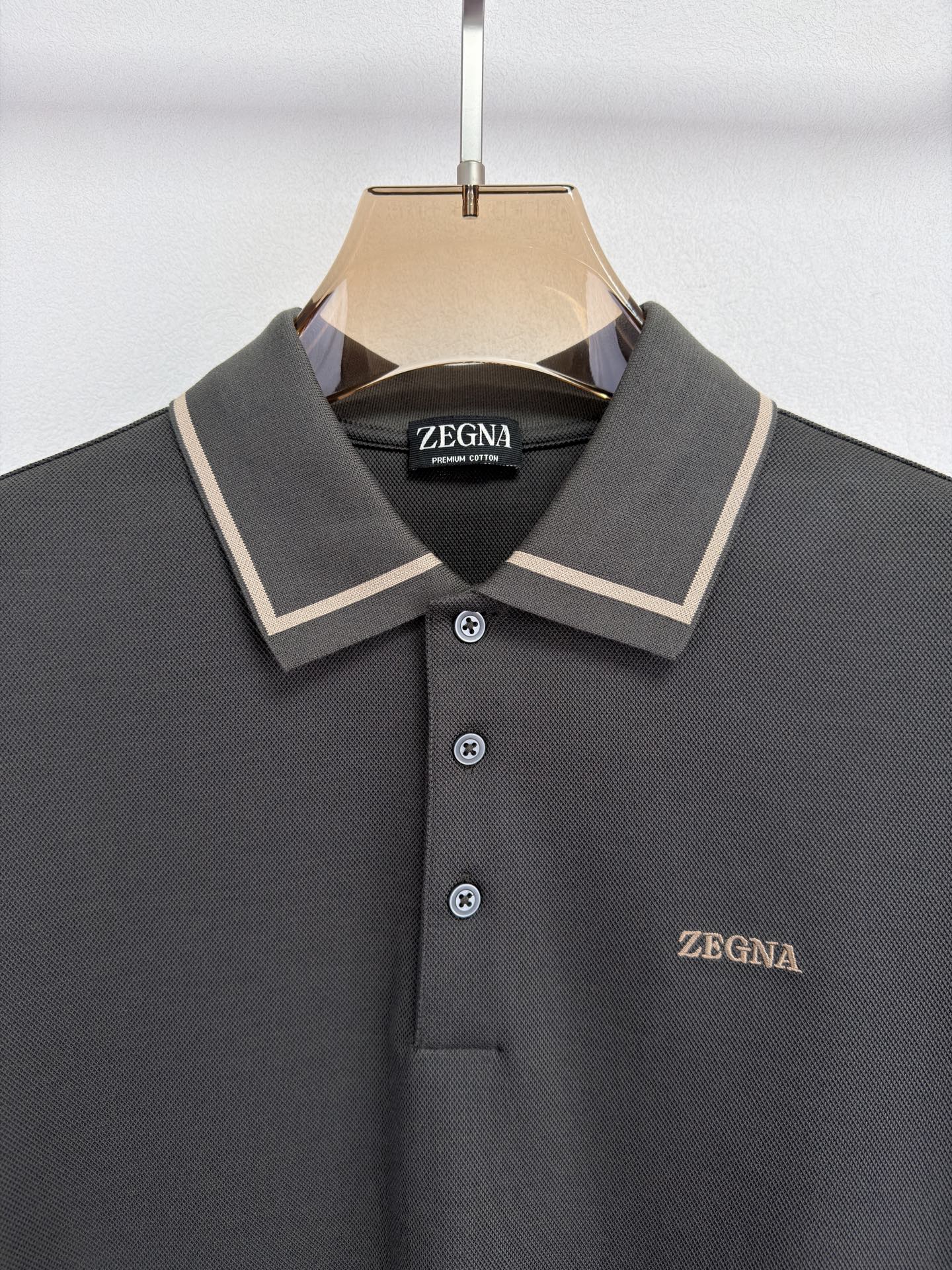 ZEGNA 26春夏新品 翻领T恤。当杰尼亚引以为傲的Premium Cotton棉质纱线，遇见品牌灵魂