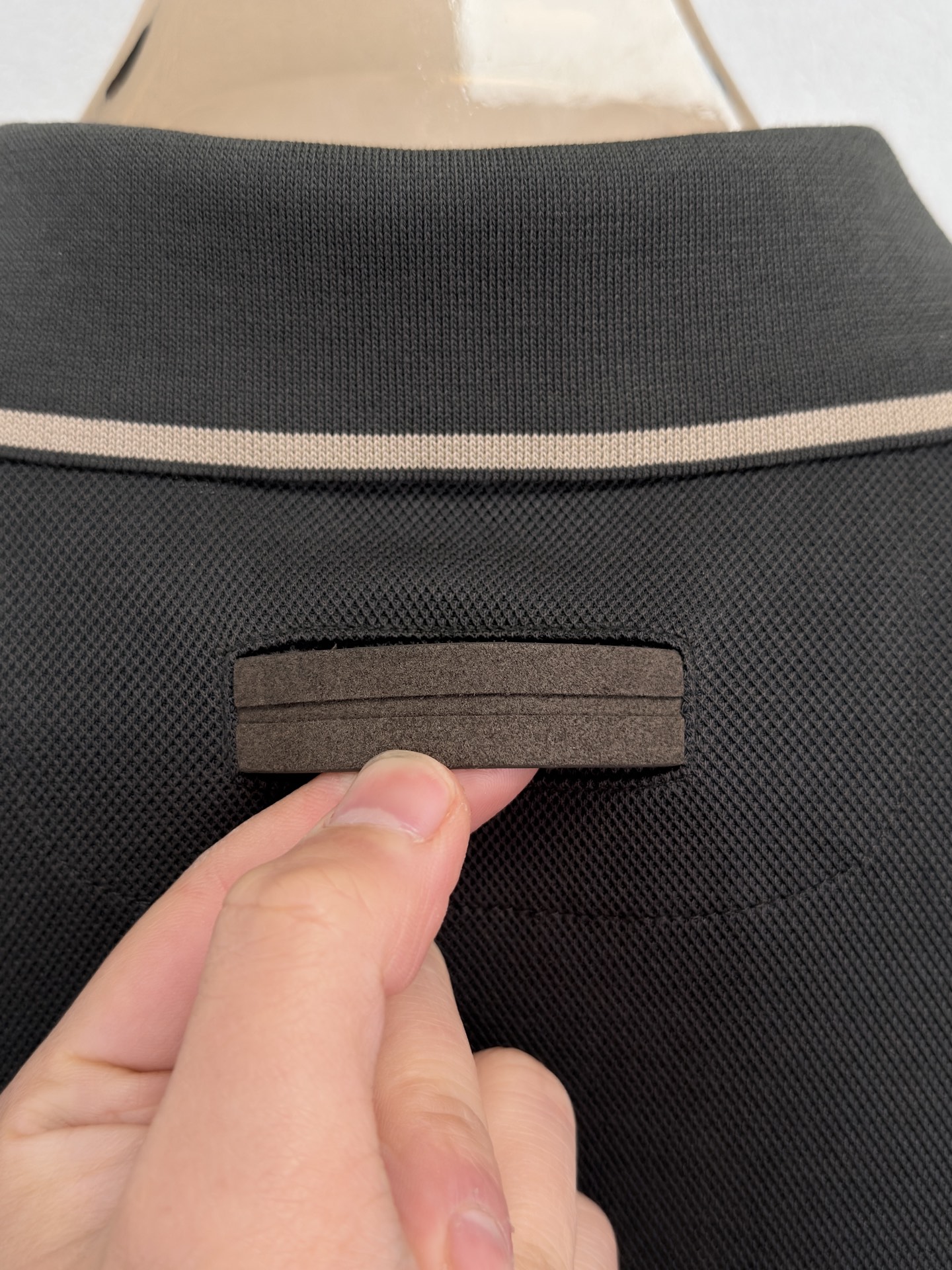 ZEGNA 26春夏新品 翻领T恤。当杰尼亚引以为傲的Premium Cotton棉质纱线，遇见品牌灵魂