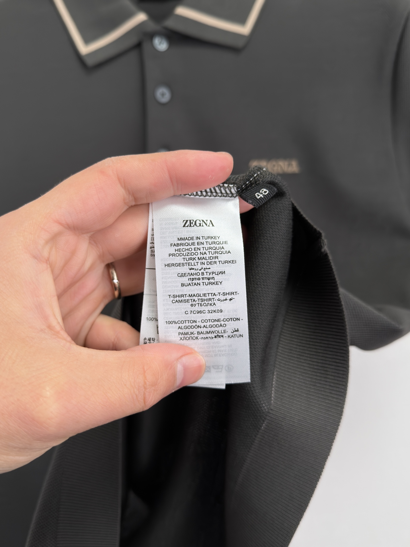 ZEGNA 26春夏新品 翻领T恤。当杰尼亚引以为傲的Premium Cotton棉质纱线，遇见品牌灵魂