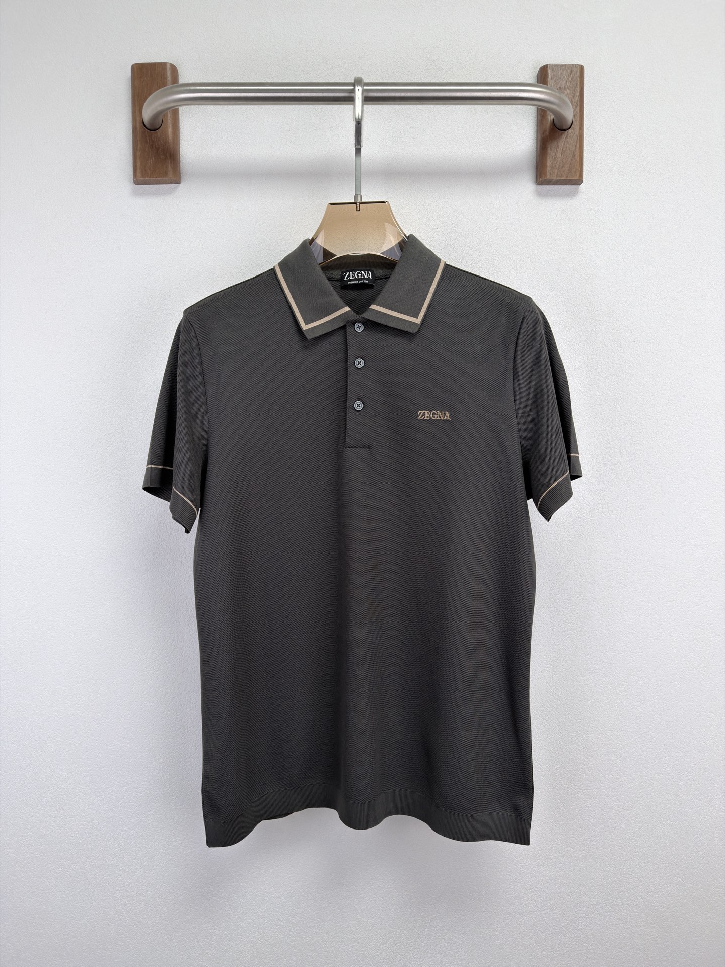 ZEGNA 26春夏新品 翻领T恤。当杰尼亚引以为傲的Premium Cotton棉质纱线，遇见品牌灵魂