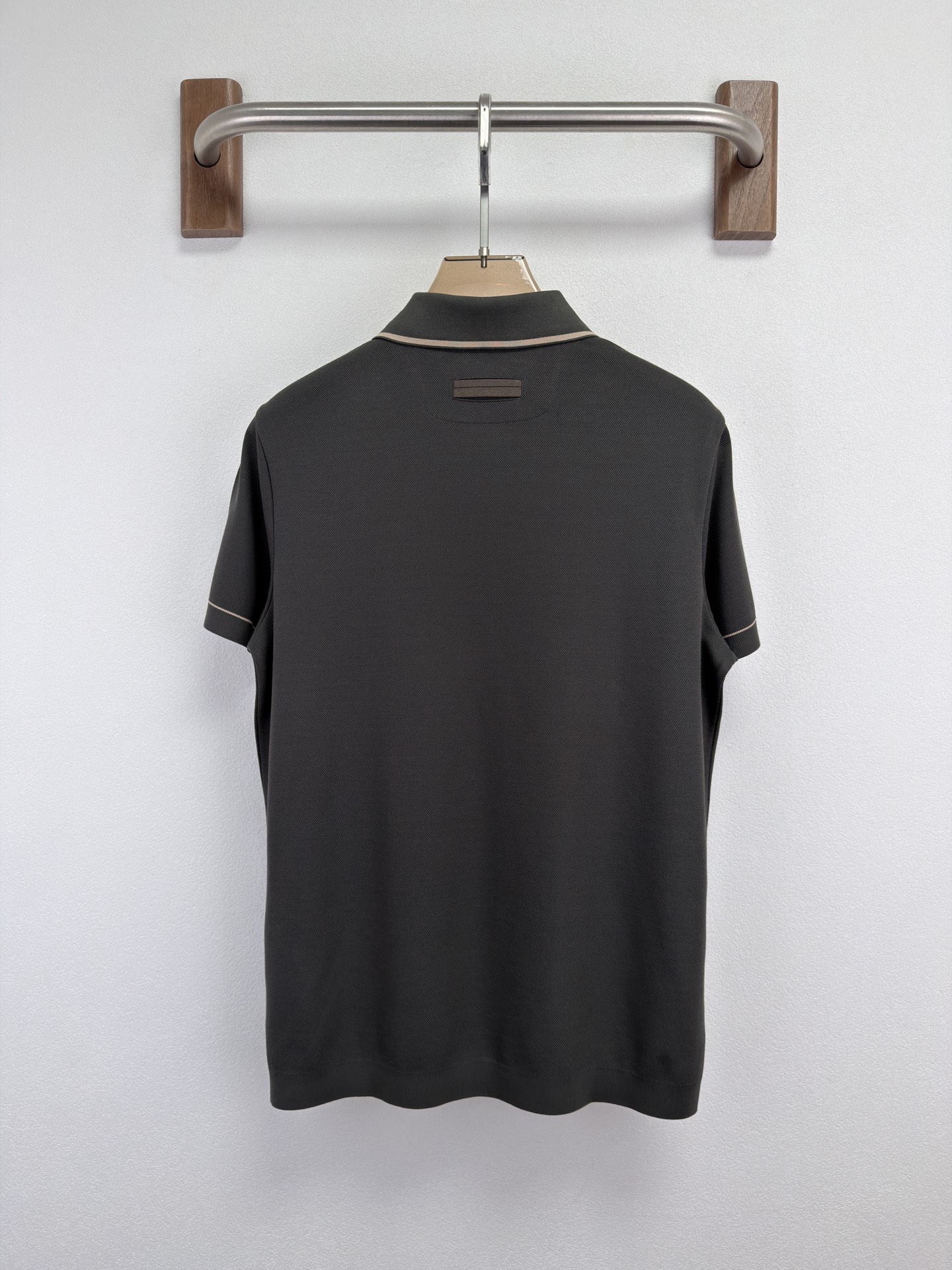 ZEGNA 26春夏新品 翻领T恤。当杰尼亚引以为傲的Premium Cotton棉质纱线，遇见品牌灵魂